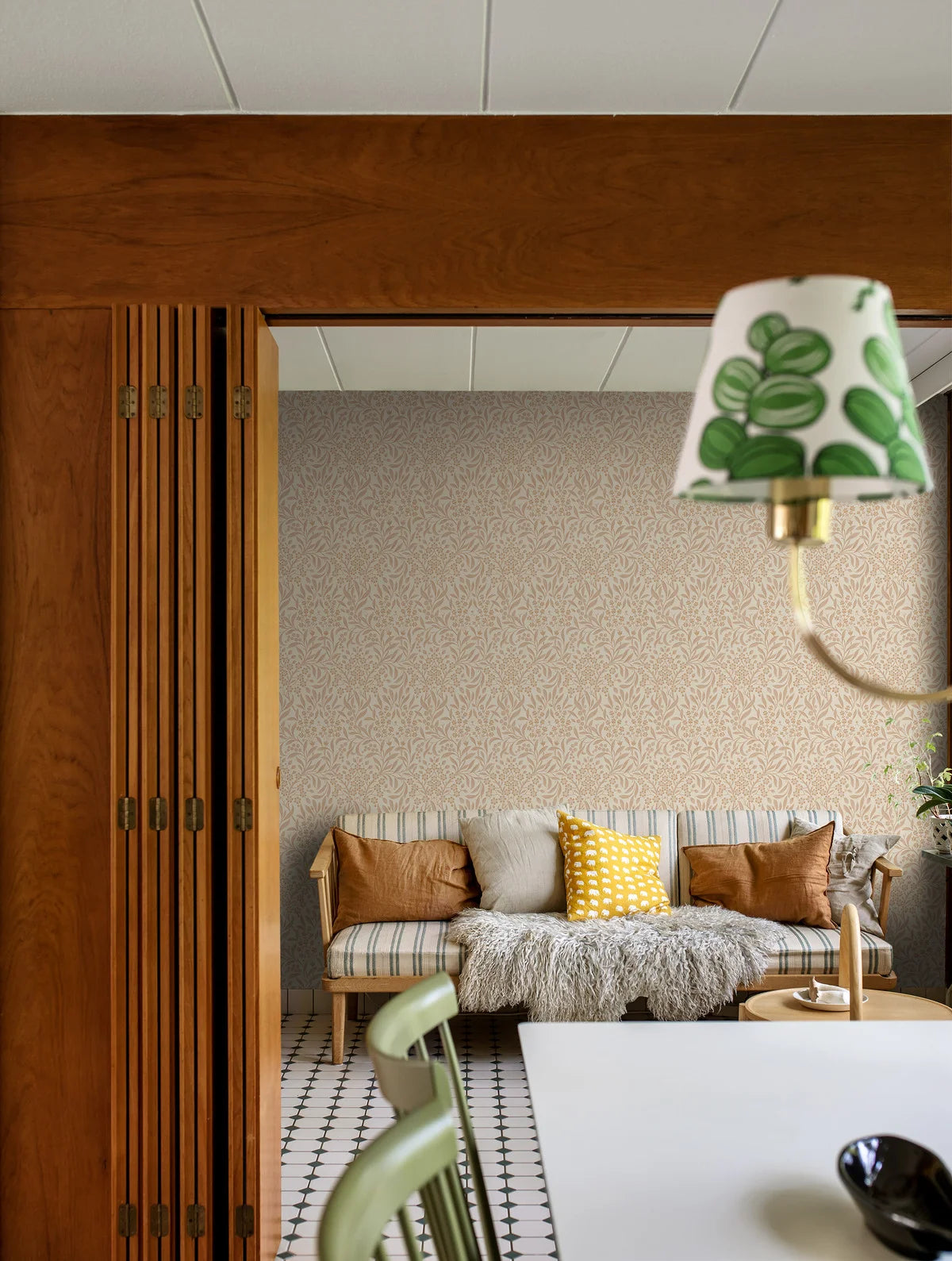 Papierová flizelínová tapeta s rastlinným vzorom KRYDDHYLLAN béžová s ružovou