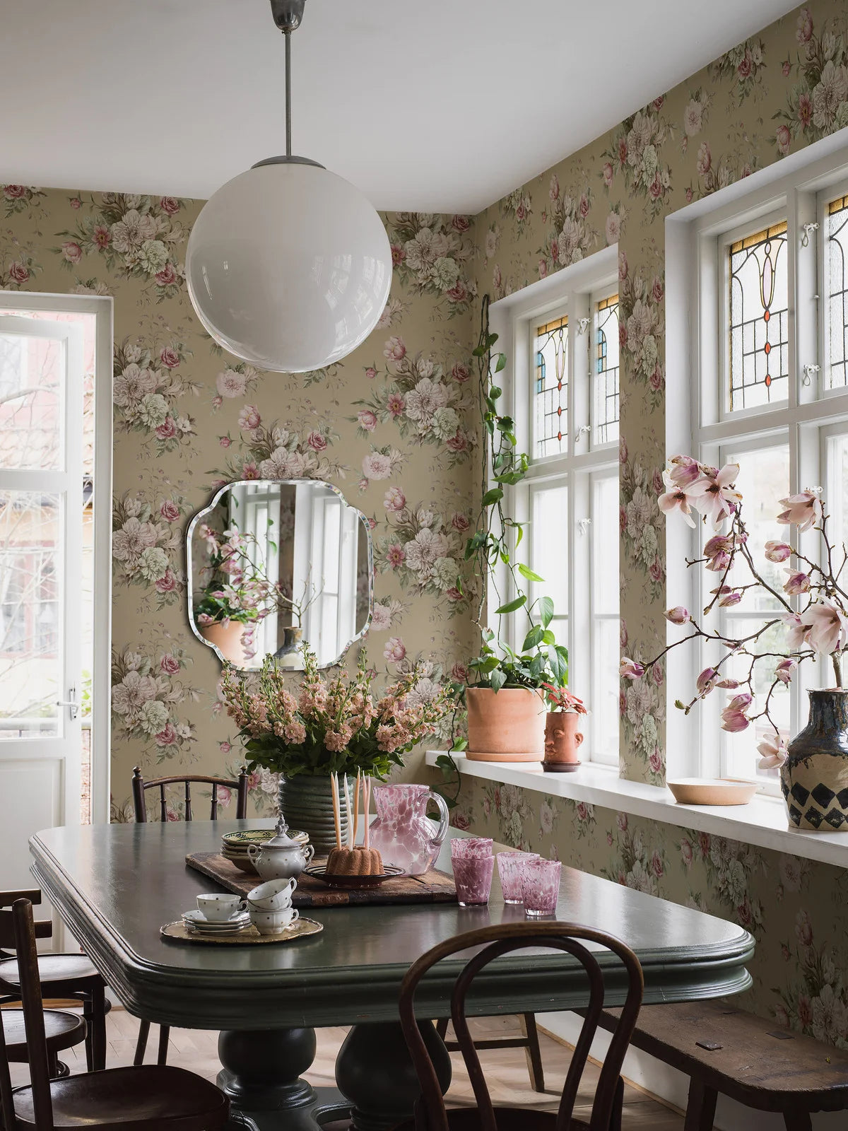 Papierová flizelinová tapeta s rastlinným vzorom FLORAL CHARM tmavý béžový s ružovou a bielou