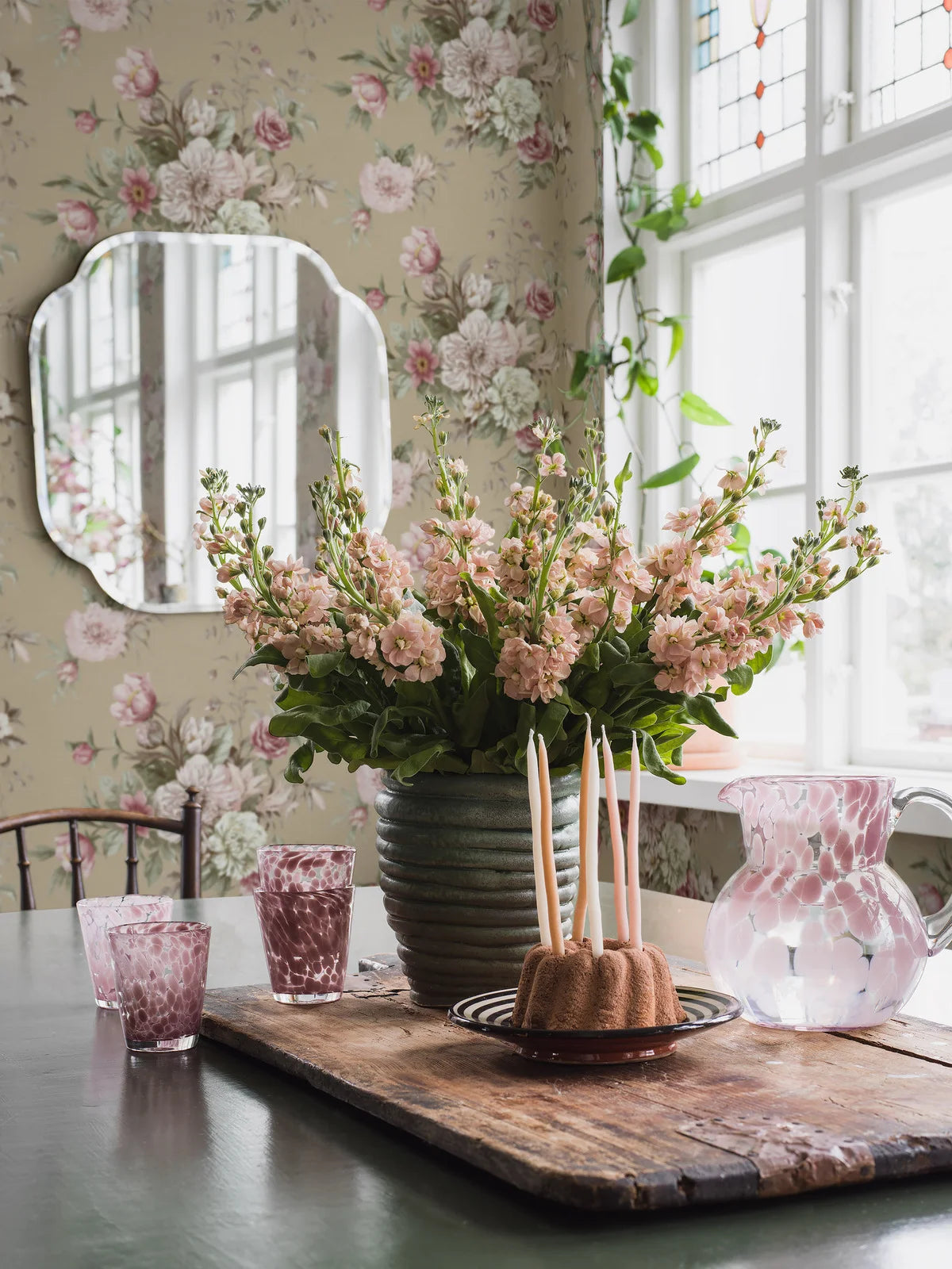Papierová flizelinová tapeta s rastlinným vzorom FLORAL CHARM tmavý béžový s ružovou a bielou