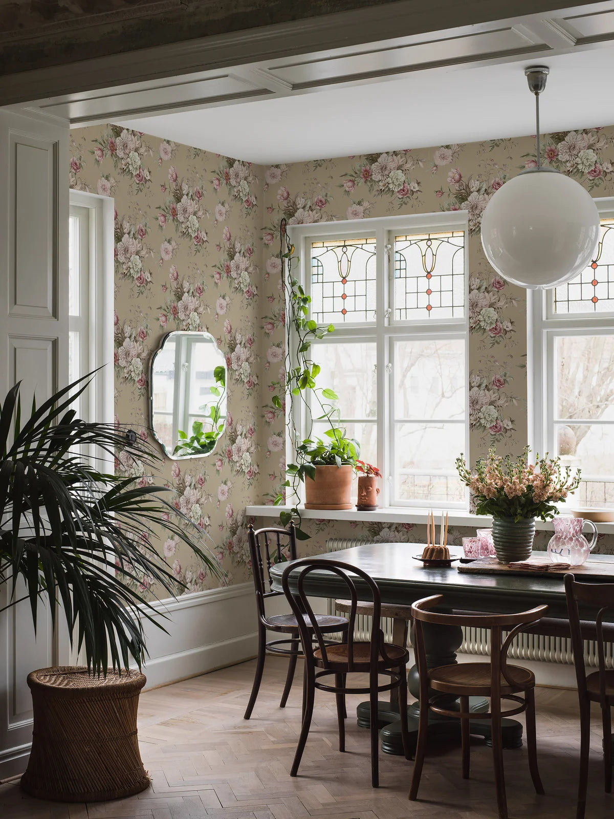Papierová flizelinová tapeta s rastlinným vzorom FLORAL CHARM tmavý béžový s ružovou a bielou