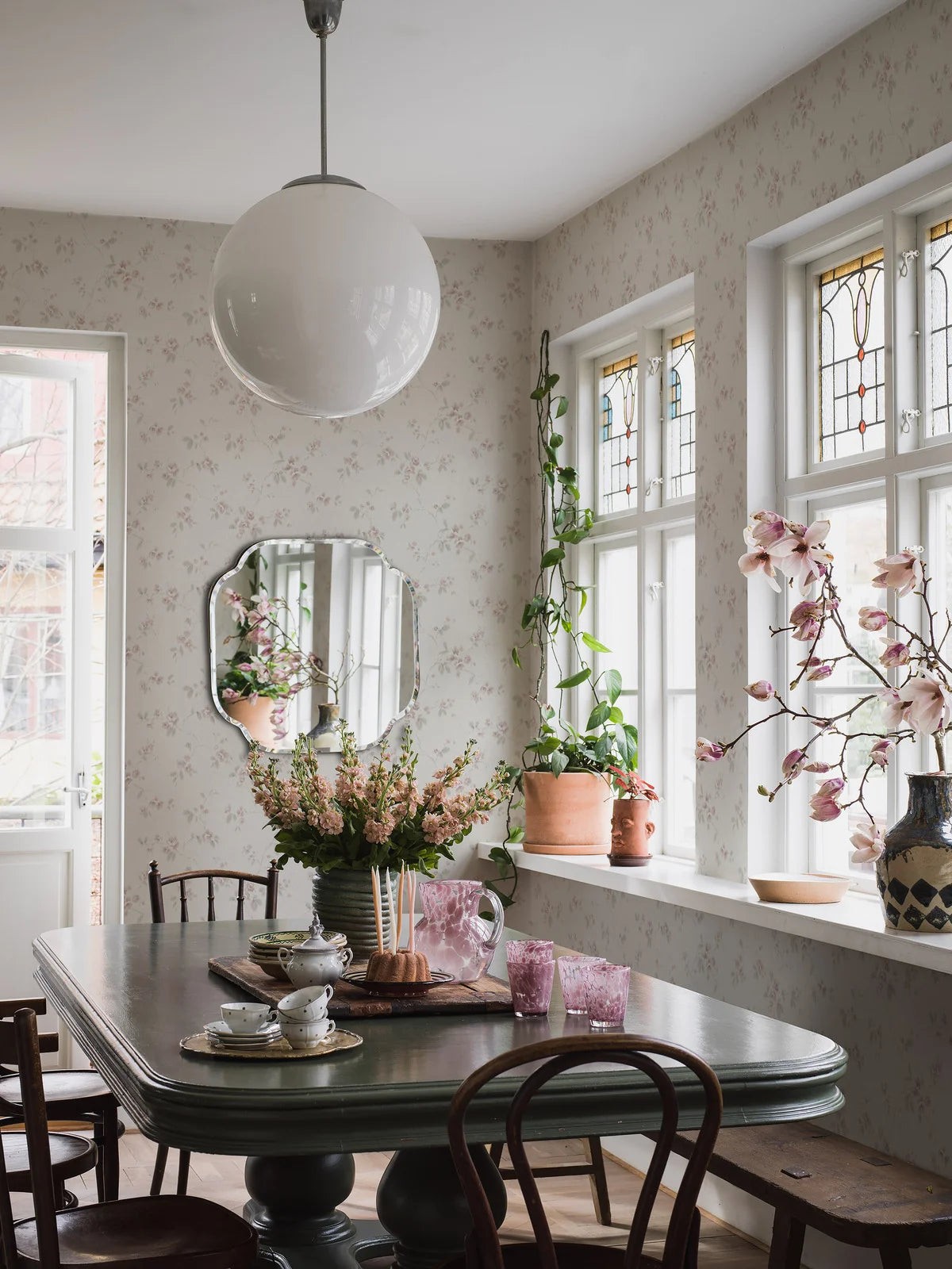 Tapeta z flizelínu s rastlinným vzorom VINTAGE ROSE béžová