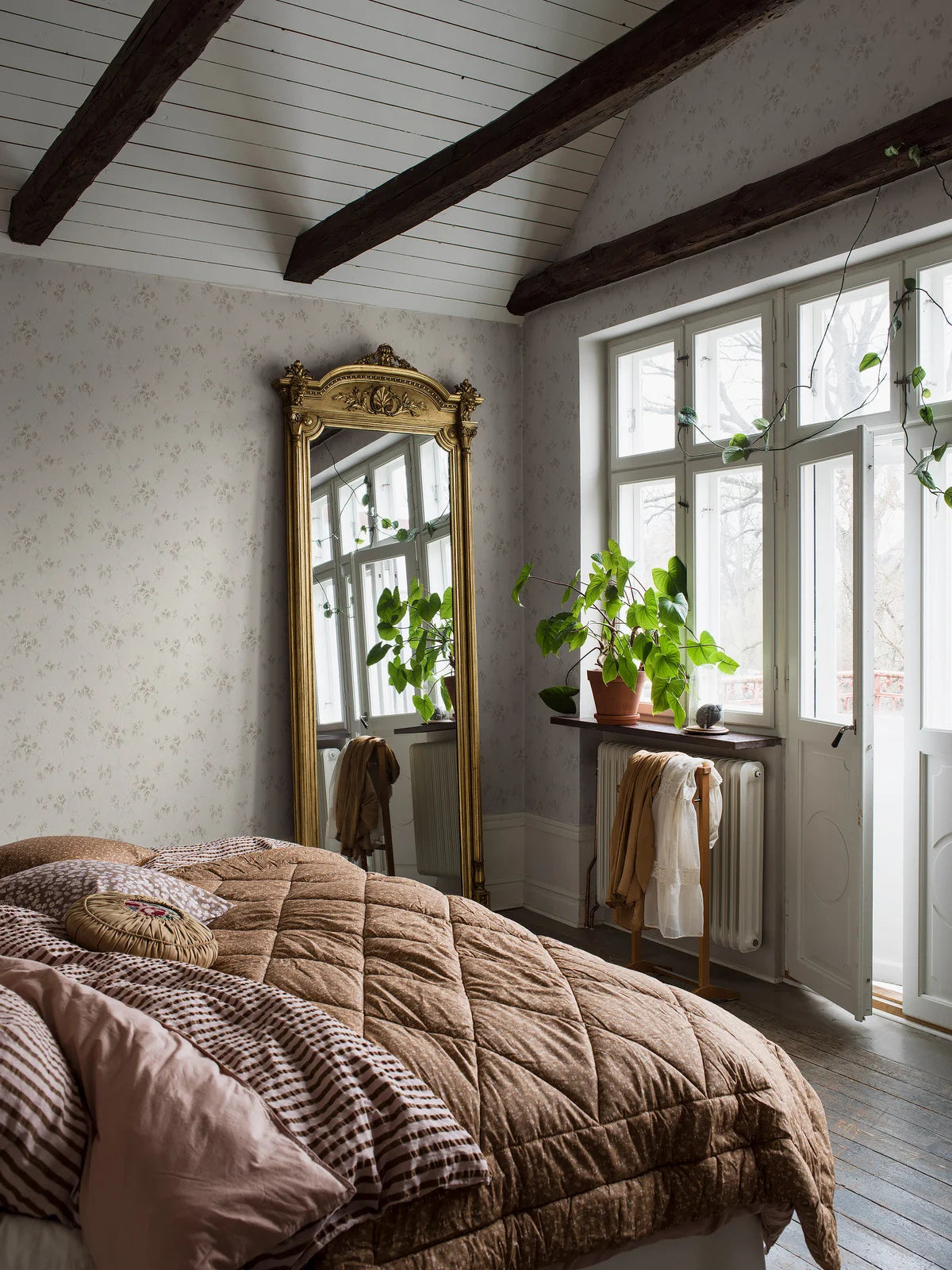 Tapeta z flizelínu s rastlinným vzorom VINTAGE ROSE svetlo béžová