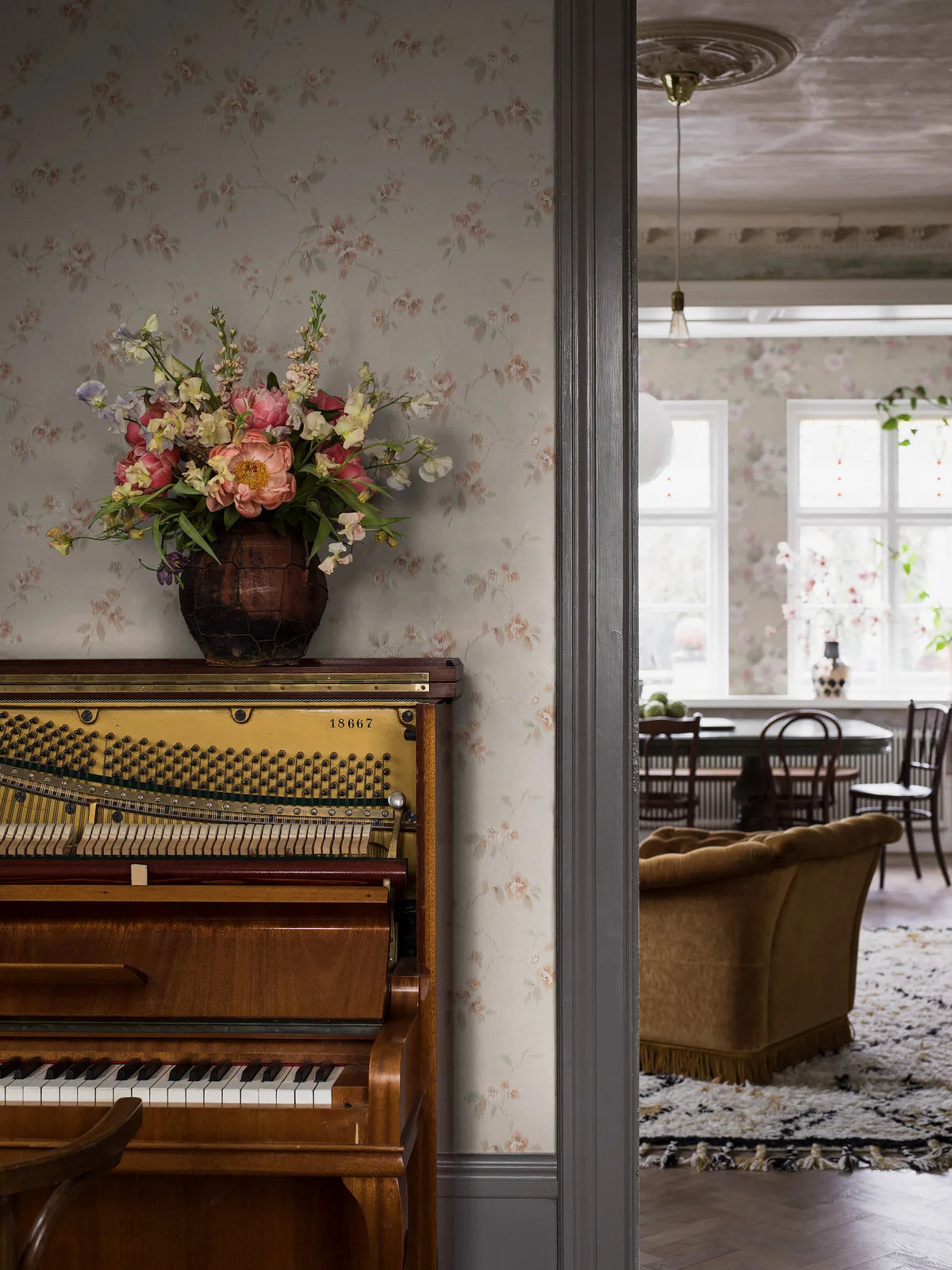 Papierová flizelínová tapeta s rastlinným vzorom VINTAGE ROSE béžová s ružovou