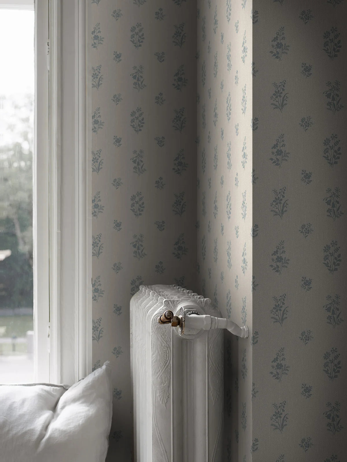 Papierová flizelínová tapeta s rastlinným vzorom PETIT FLEURS béžová s modrou