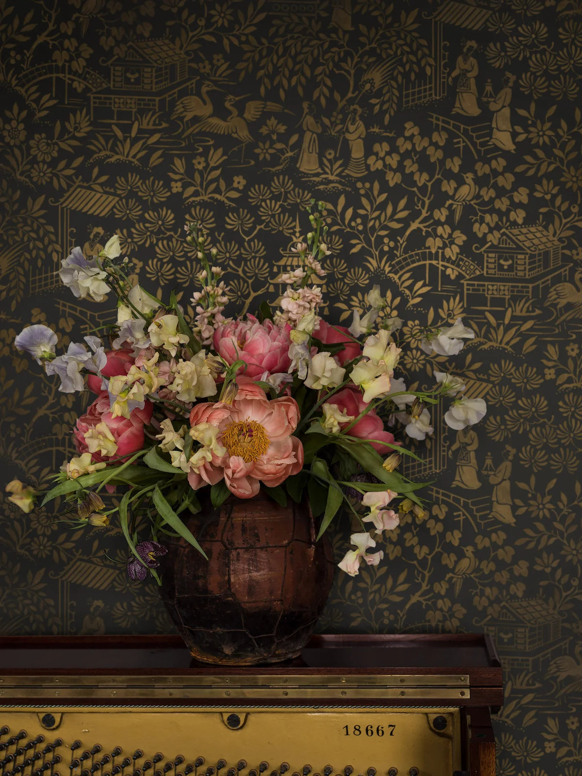 Papierová flizelínová tapeta s orientálnym motívom ORIENTAL GARDEN hnedá so zlatou