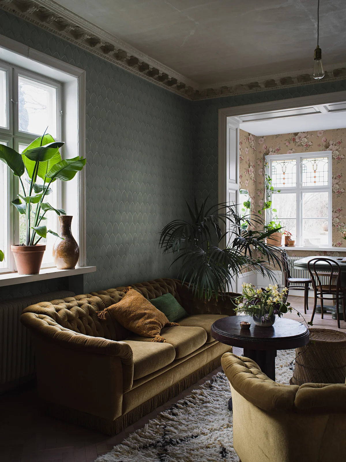 Tapeta s geometrickým vzorom oblúkov ZLATÉ OBLÚKY zelená