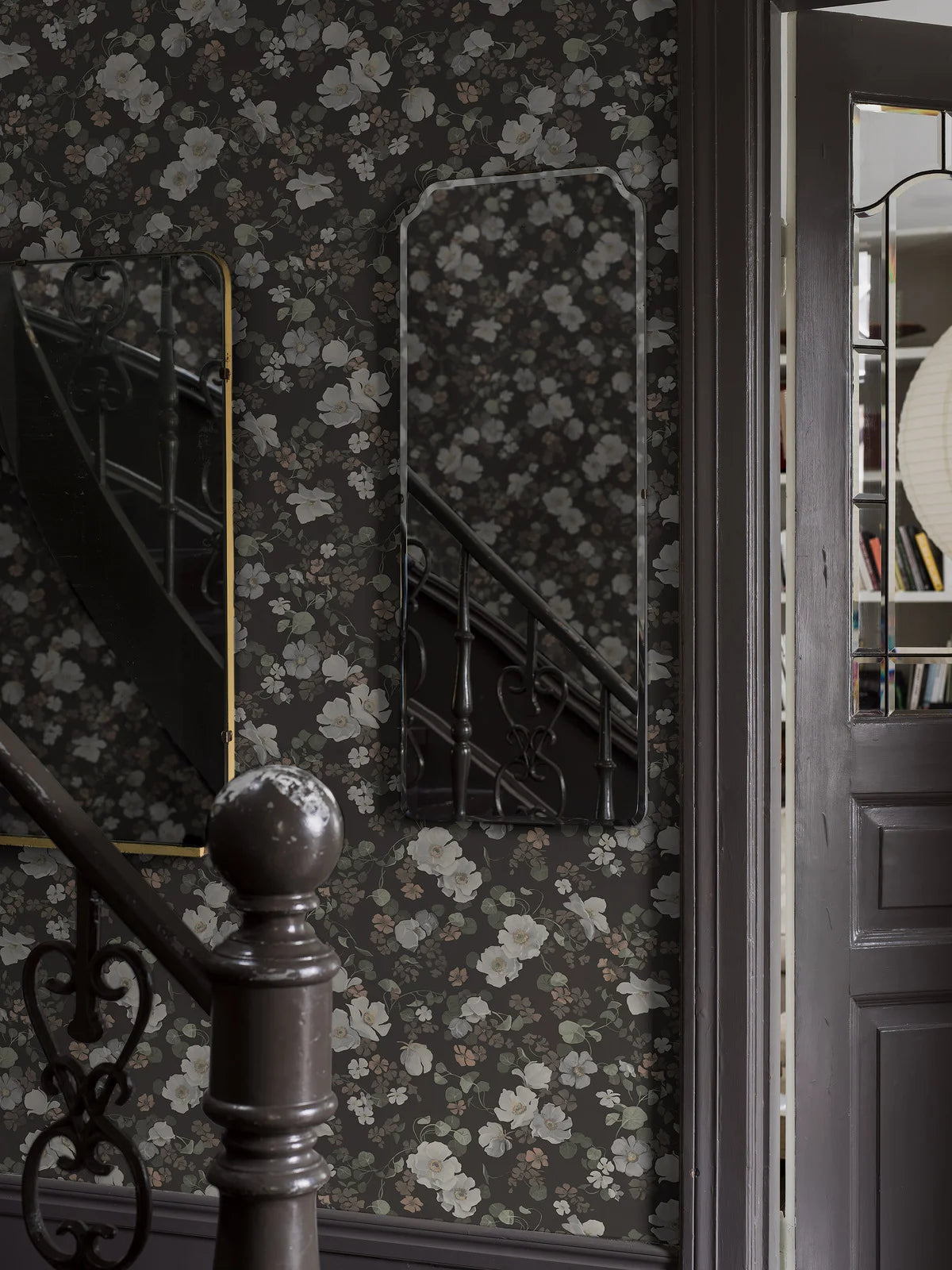 Tapeta z flizelínu s rastlinným vzorom OČARUJÚCE KVETY hnedá s bielou