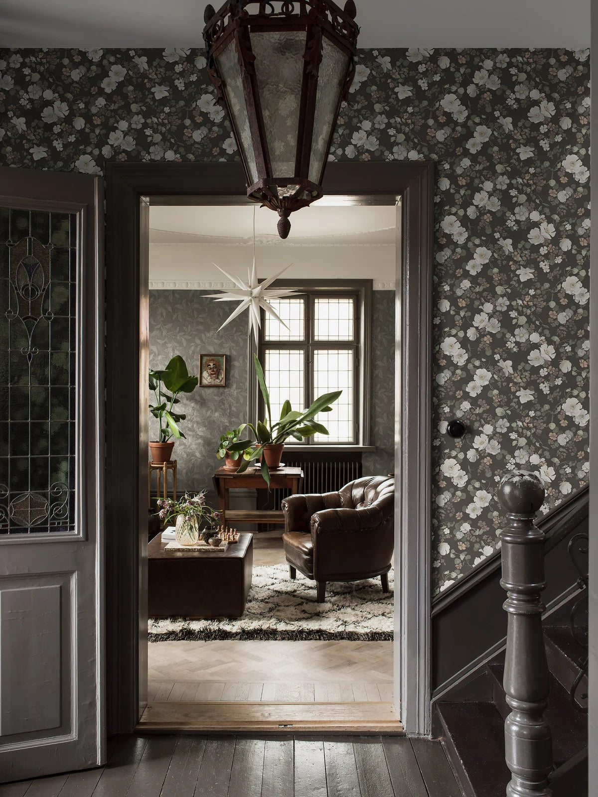 Tapeta z flizelínu s rastlinným vzorom OČARUJÚCE KVETY hnedá s bielou