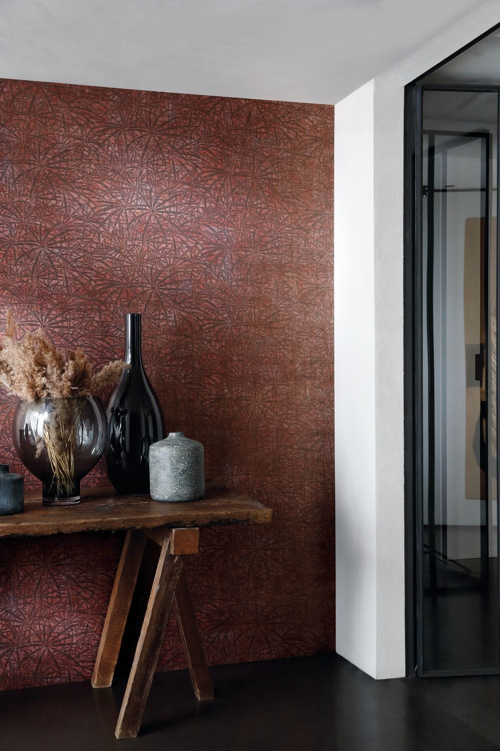 Structural wallpaper with a palm leaf plant motif PALMYRE - TERRACOTTA
