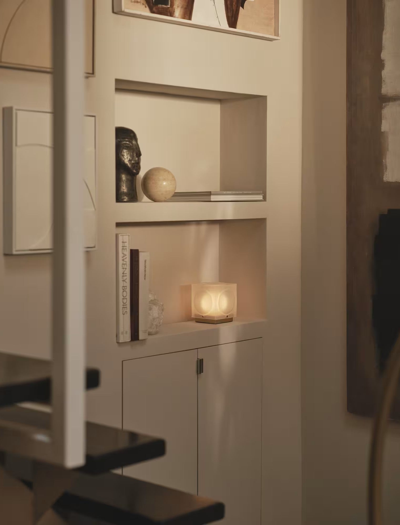 Prenosná lampa CHANT s matným tienidlo a strieborným podstavcom