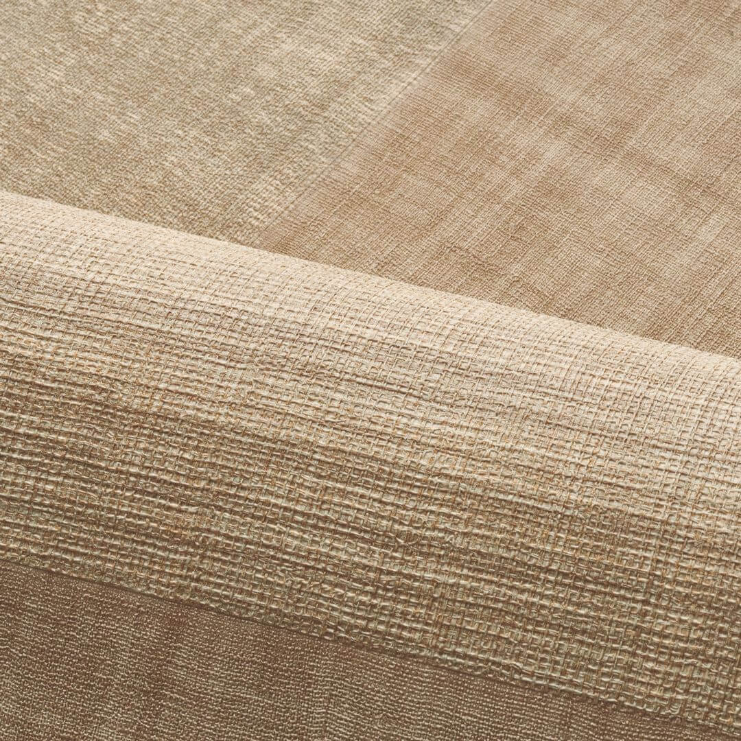 Tapeta štruktúrna geometrická patchwork napodobňujúca tkaninu MESTIZO - MORDORÉ tmavobéžová