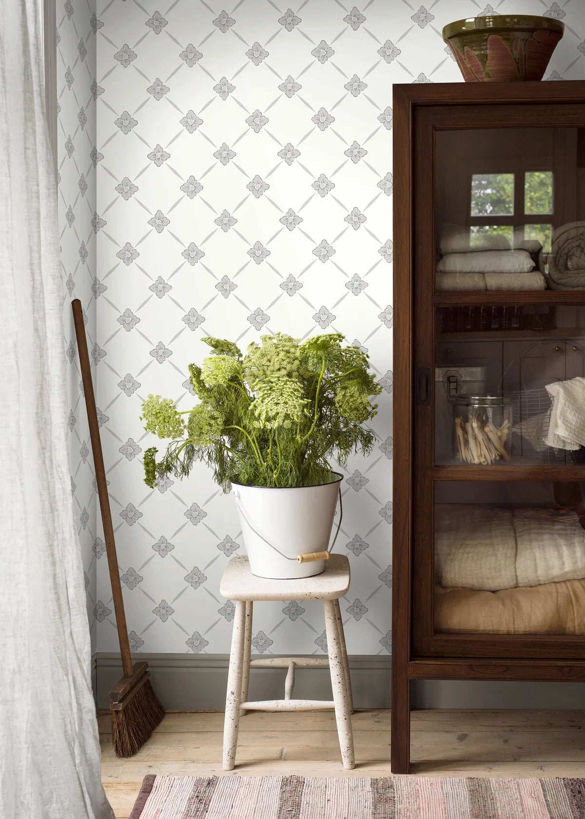 Papierová flizelínová tapeta s rastlinným vzorom LINNÉ teplá biela so šedobéžovou