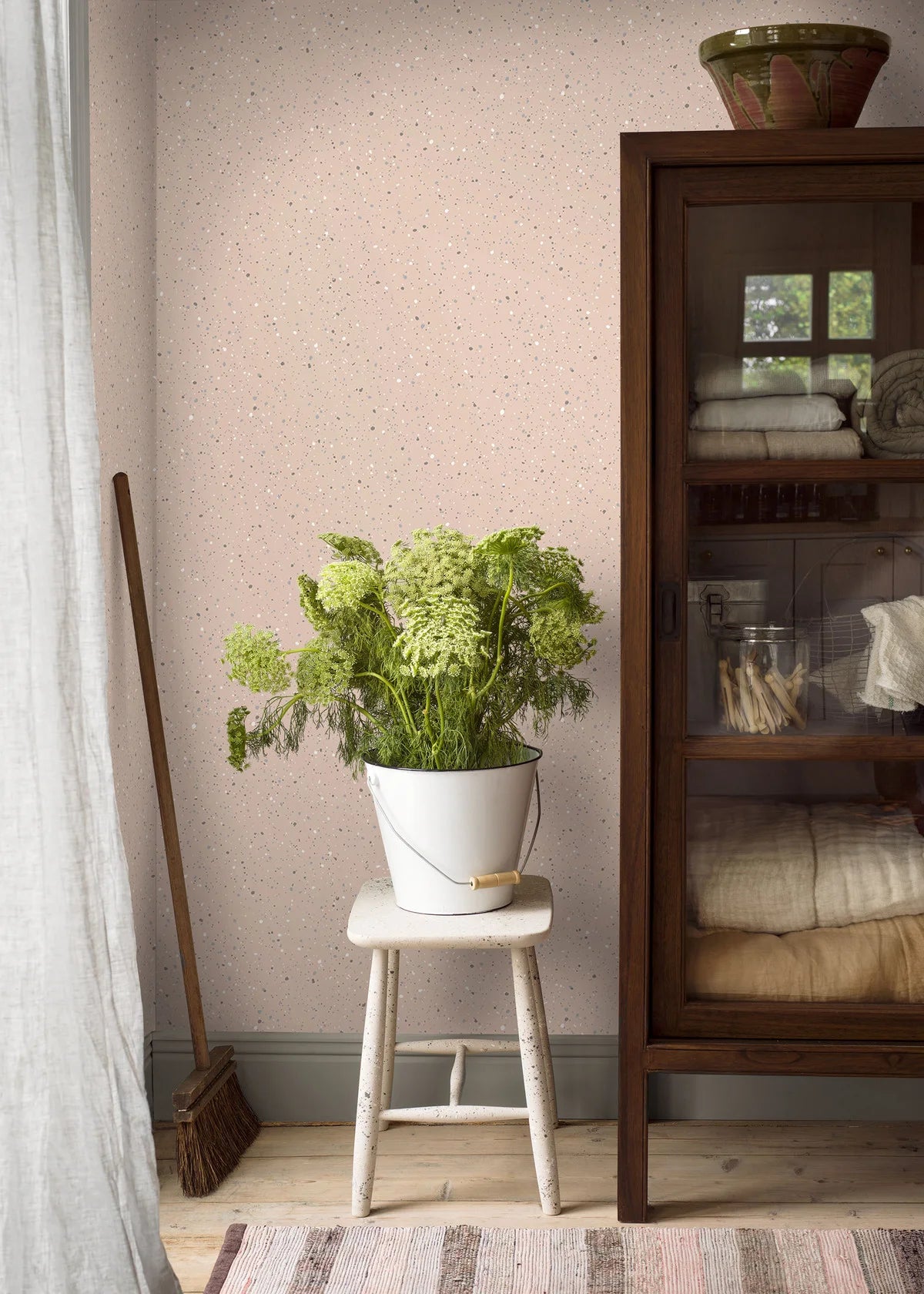 Non-woven paper wallpaper with dots JOHAN pink