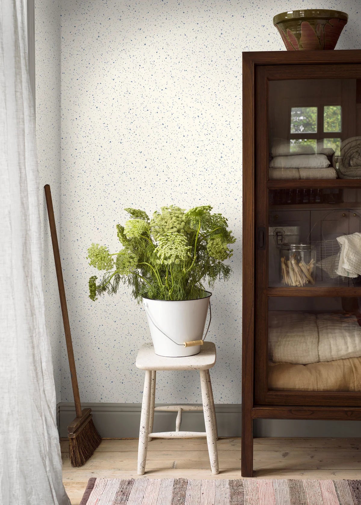 Non-woven paper wallpaper with dots JOHAN warm white