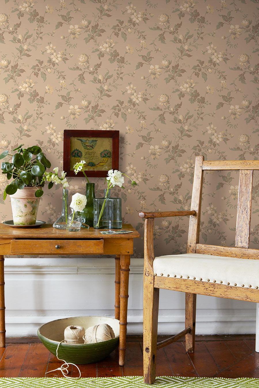 Papierová flizelínová tapeta s rastlinným vzorom BLOMSLINGA hnedá s béžovou