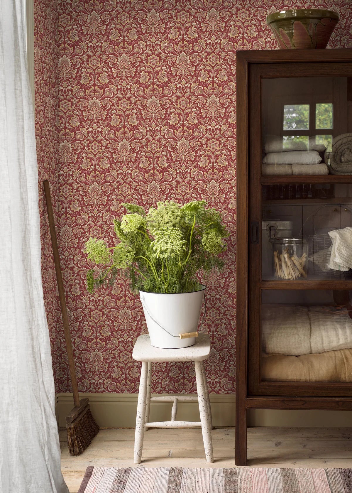 Papierová flizelínová tapeta s rastlinným vzorom FOGLAVIK bordová so zlatou