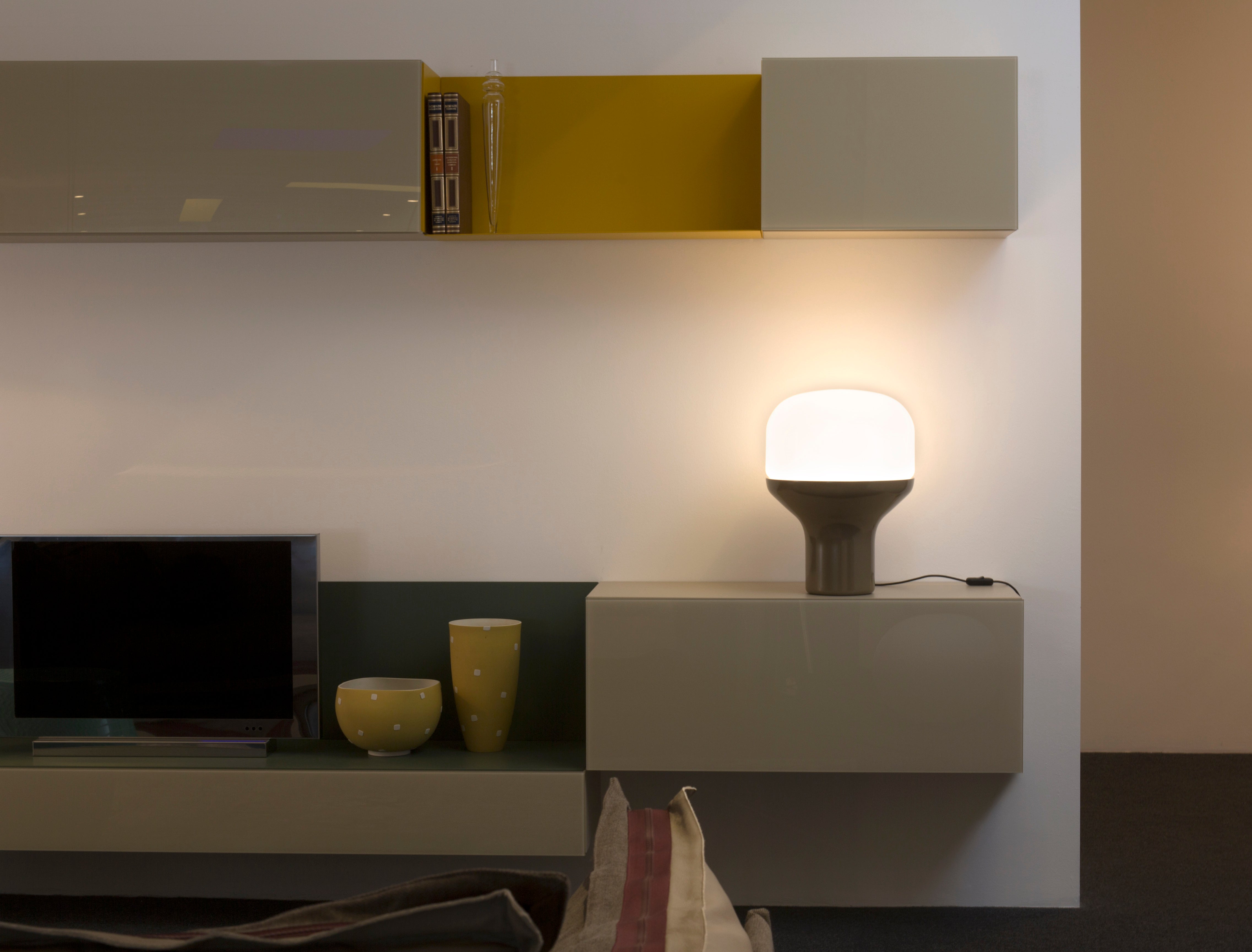 Stolná lampa DELUX s opálovým sklom a čiernym podstavcom