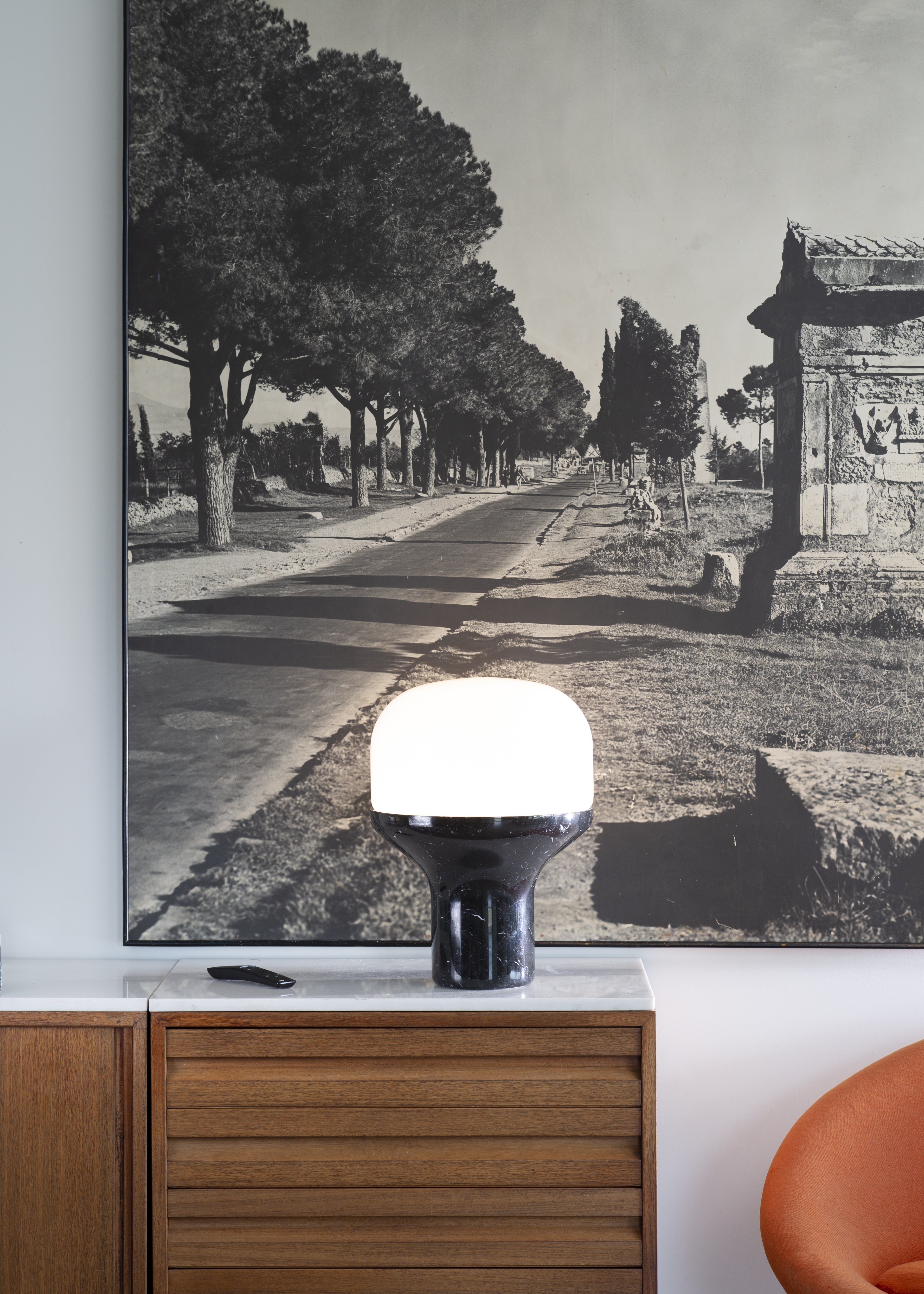 Stolná lampa DELUX s opálovým sklom a čiernym podstavcom