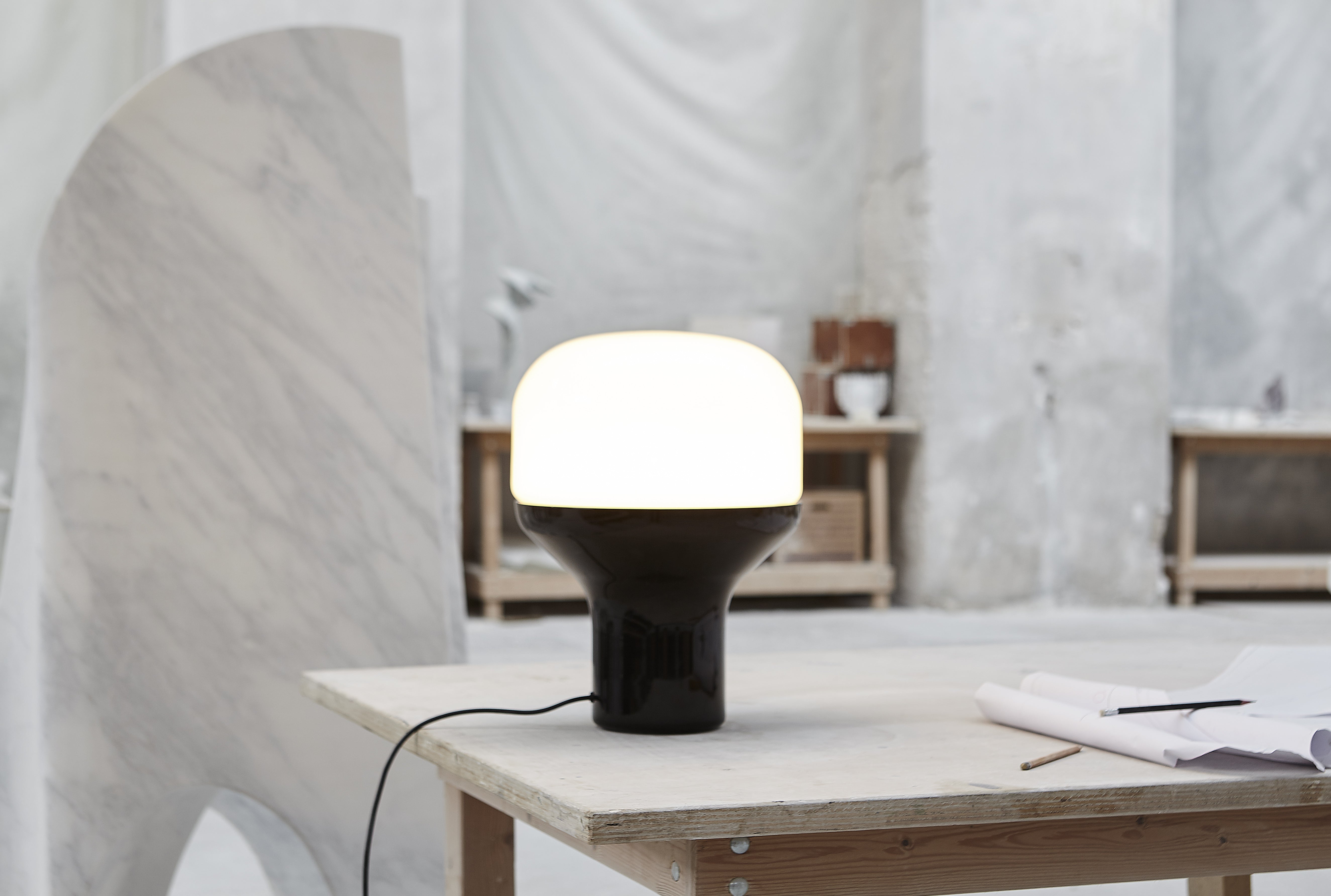 Stolná lampa DELUX s opálovým sklom a čiernym podstavcom
