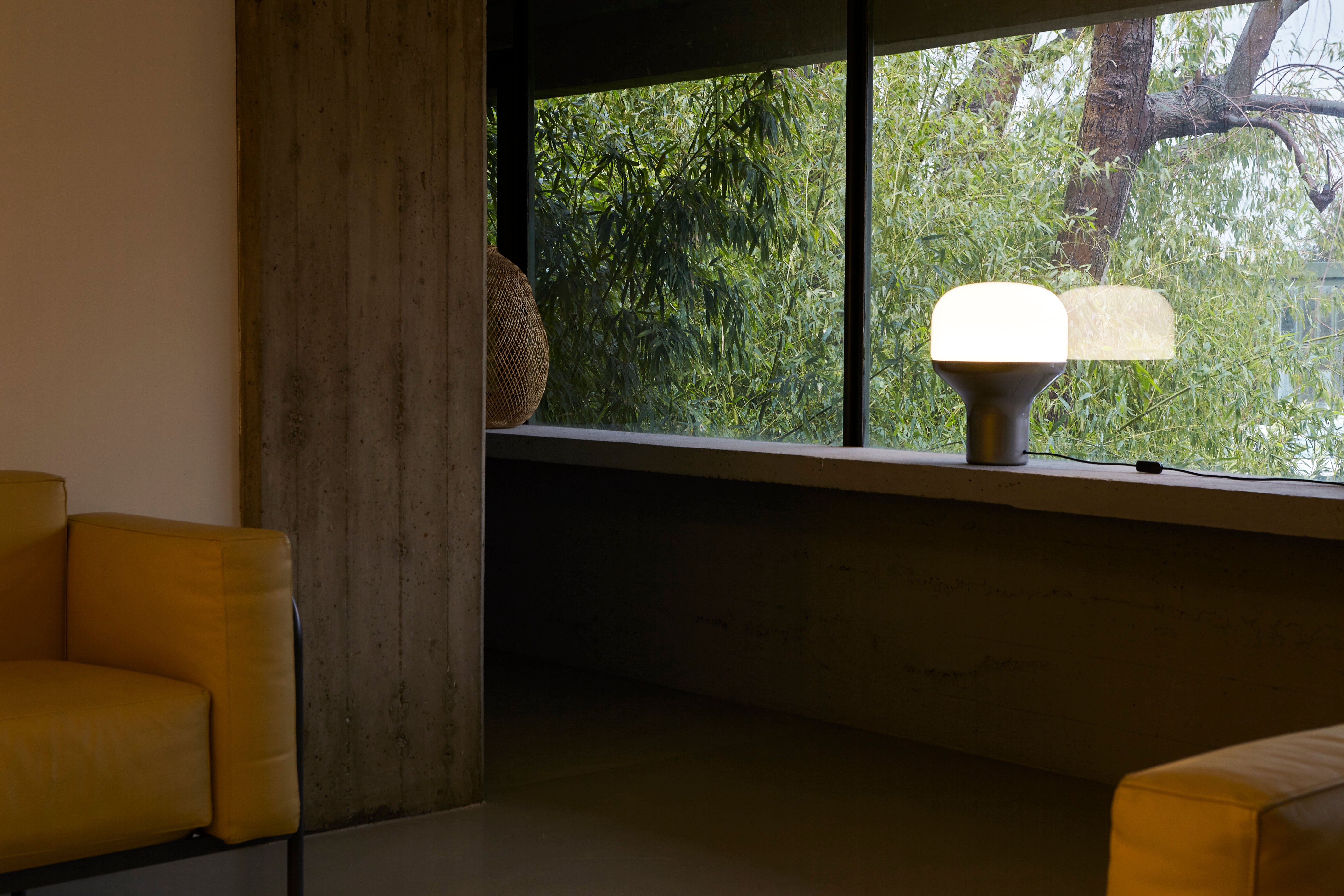 Stolná lampa DELUX s opálovým sklom a čiernym podstavcom