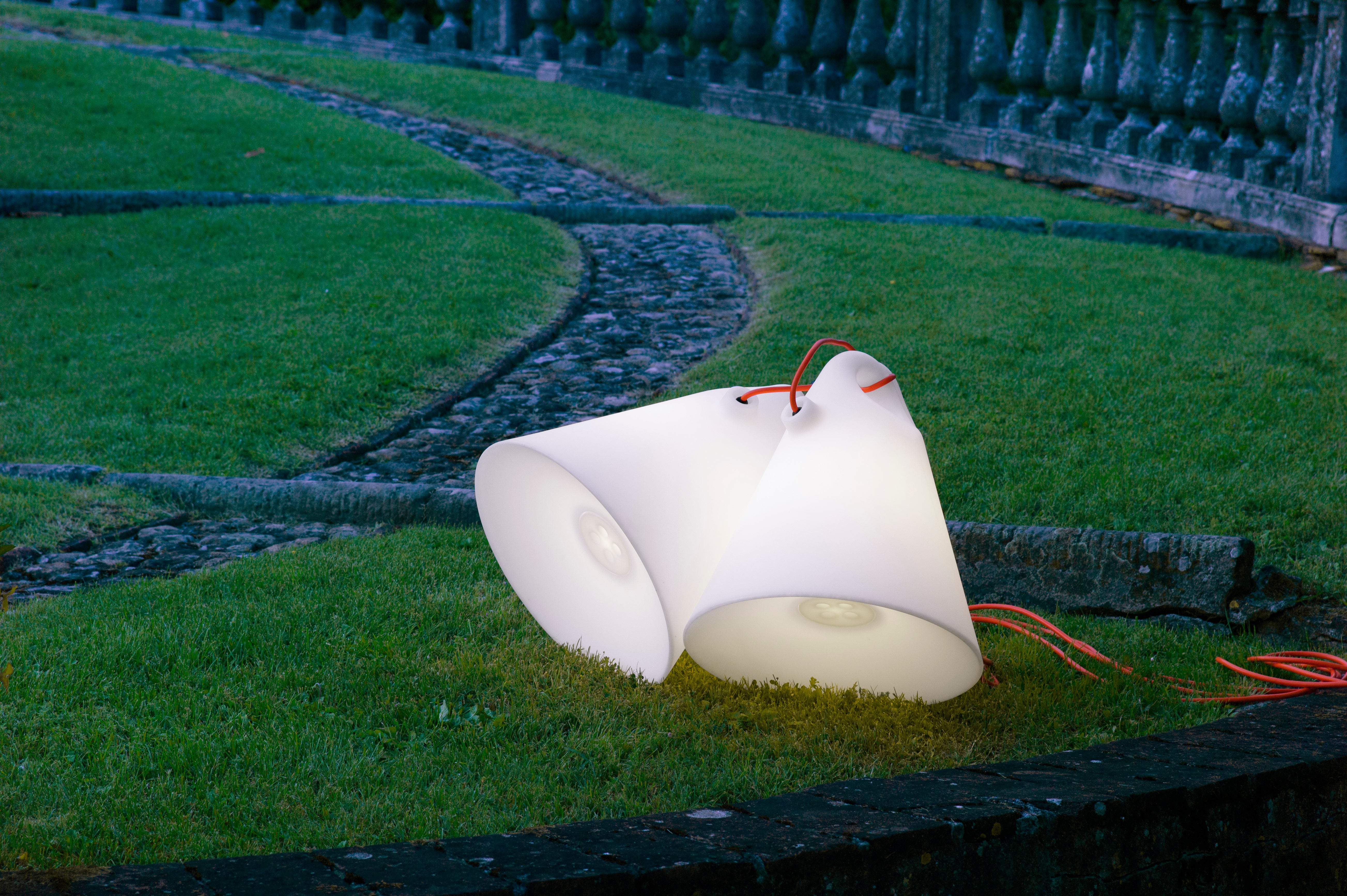 Závesná vonkajšia lampa TRILLY biela