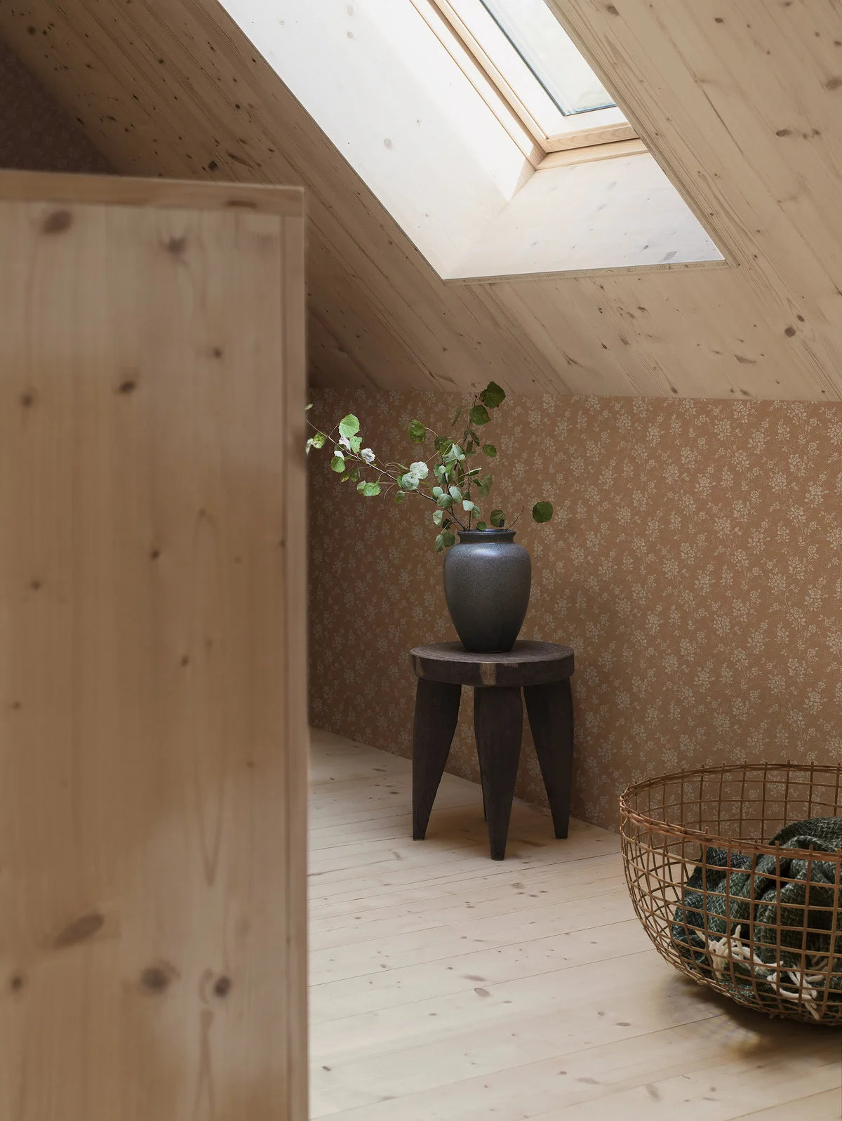 Tapeta s rastlinným vzorom kvetov HIP ROSE hnedá s béžovou