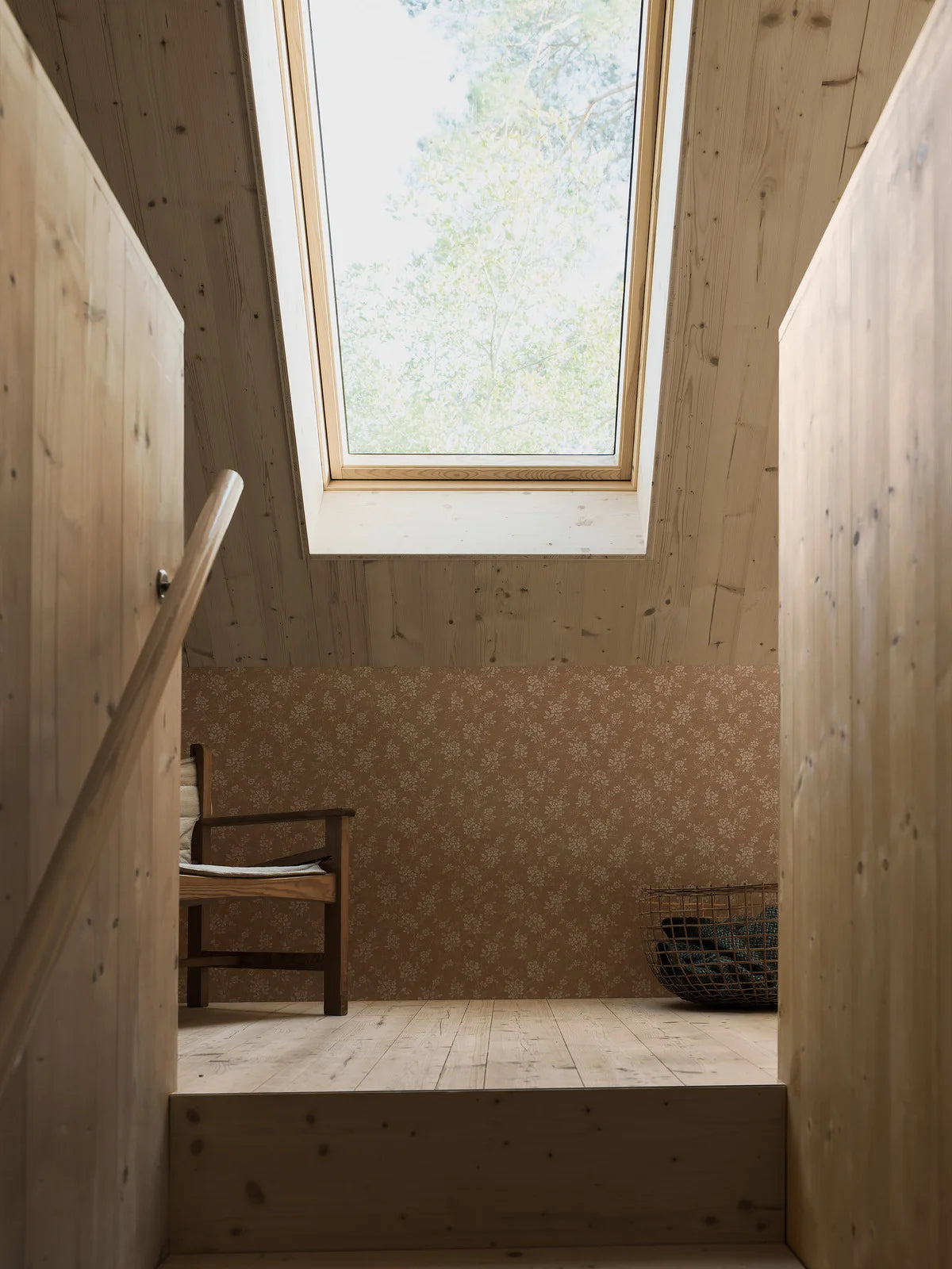 Tapeta s rastlinným vzorom kvetov HIP ROSE hnedá s béžovou