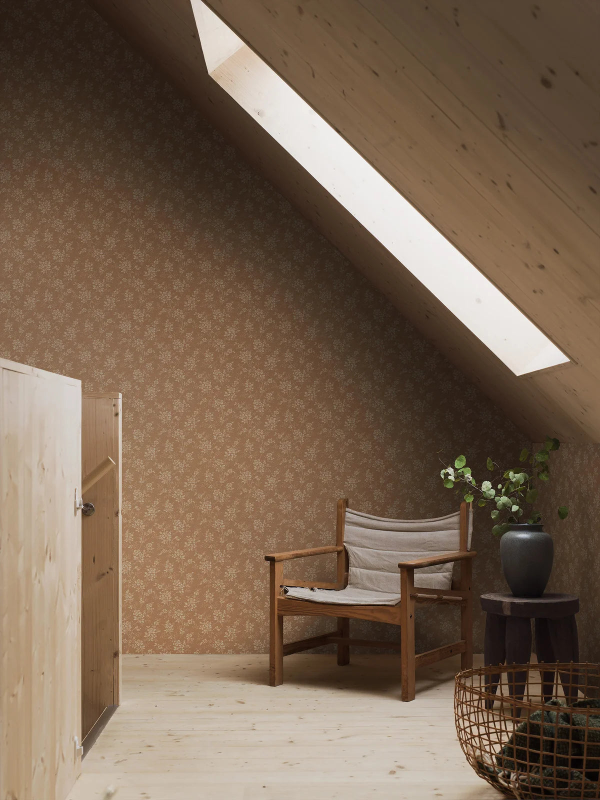 Tapeta s rastlinným vzorom kvetov HIP ROSE hnedá s béžovou