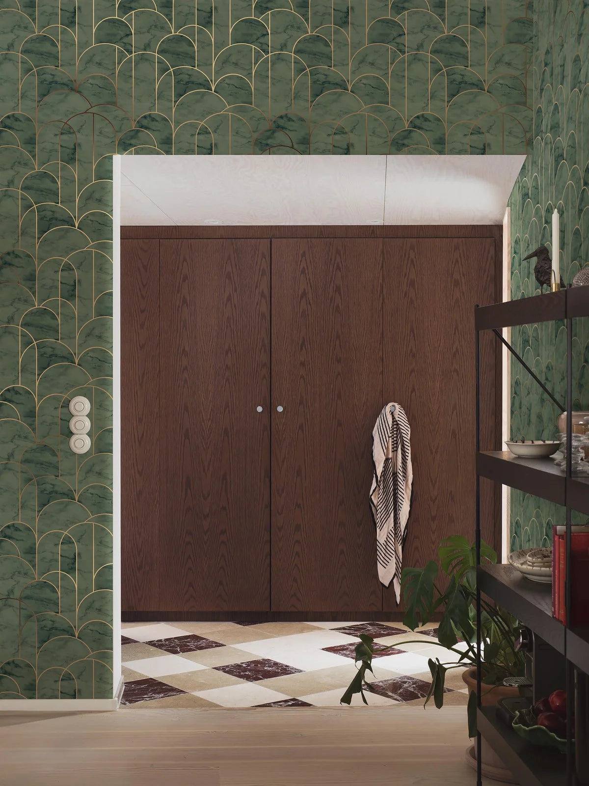 Non-woven paper wallpaper mimicking marble ARCH green with gold