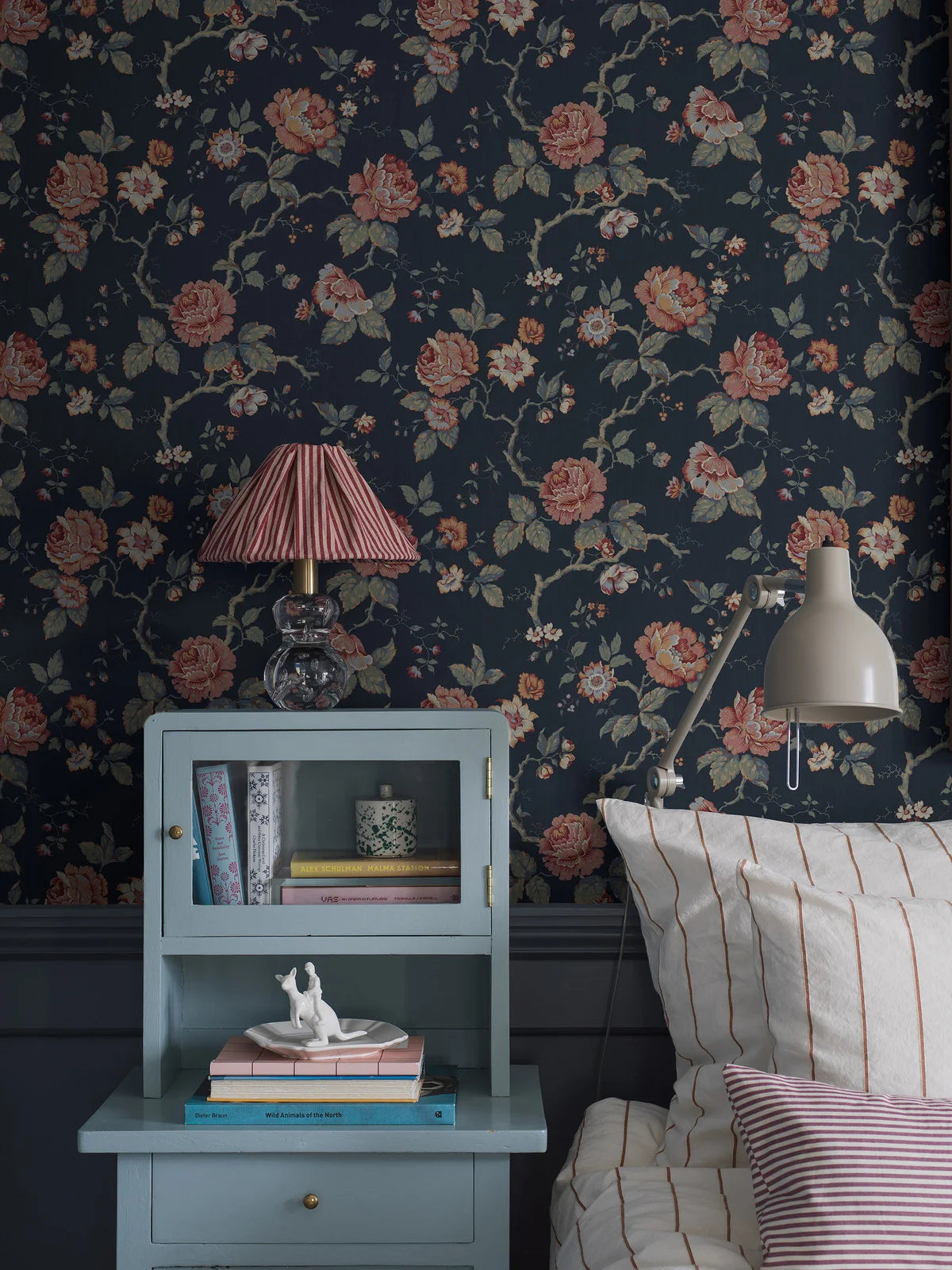 ROSENTRAD navy blue botanical motif wallpaper