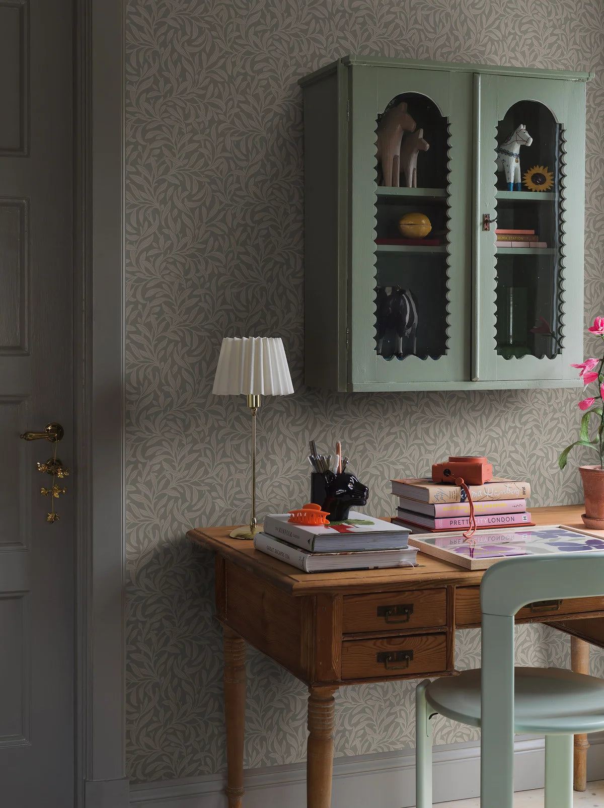 Tapeta s rastlinným motívom v listoch VINTERGRONA šedá s béžovou