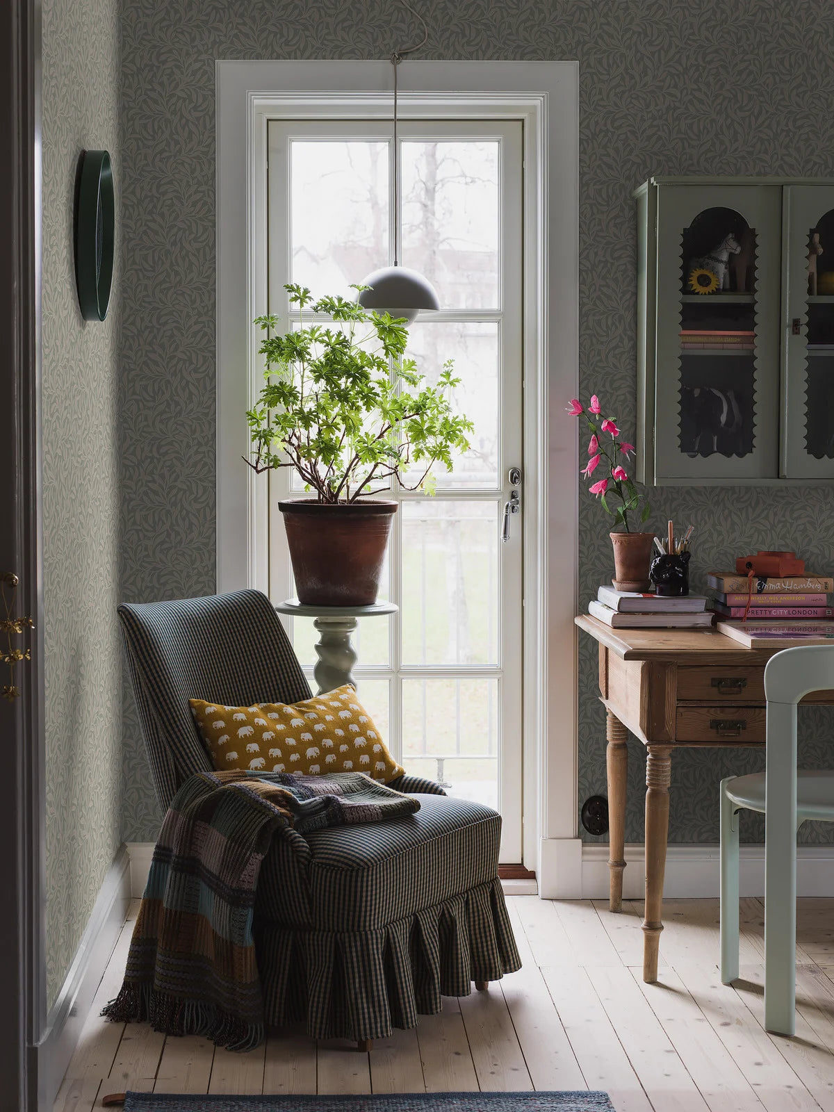 Tapeta s rastlinným motívom v listoch VINTERGRONA šedá s béžovou