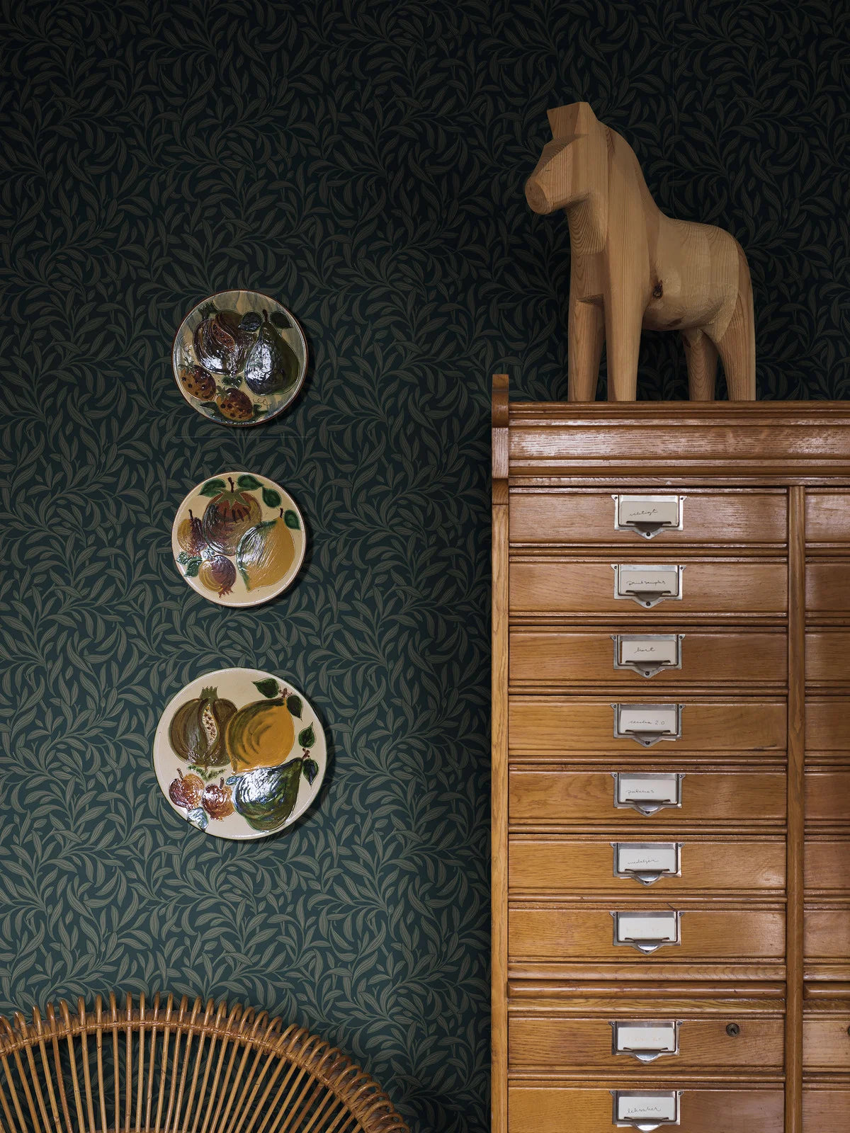 Tapeta s rastlinným motívom v listoch VINTERGRONA modrá so zelenou