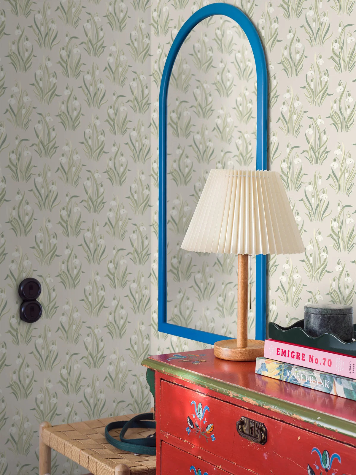 Tapeta s rastlinným motívom kvetov SNODROPPE béžová so zelenou