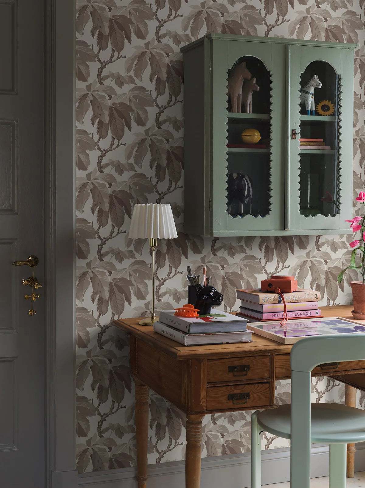 Tapeta s rastlinným motívom listov KASTANJI biela s hnedou