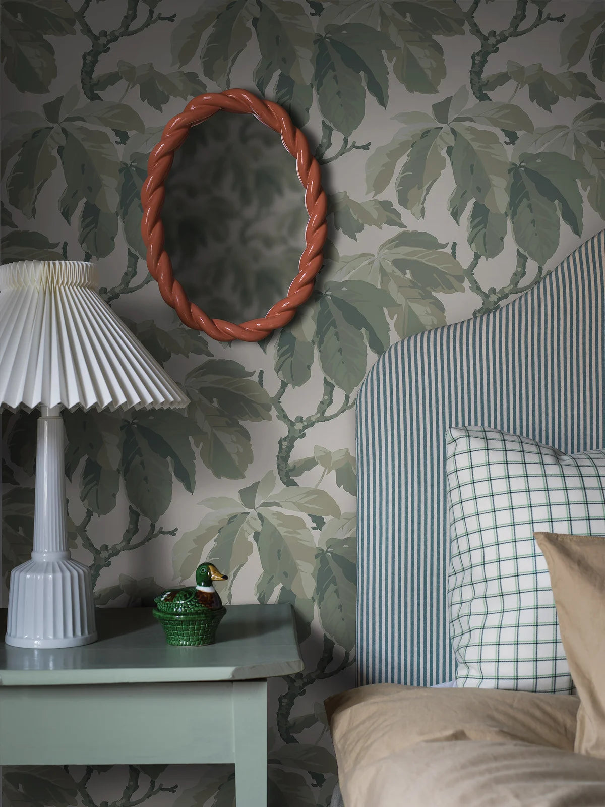 Cream wallpaper with a leafy plant motif KASTANJI in green
