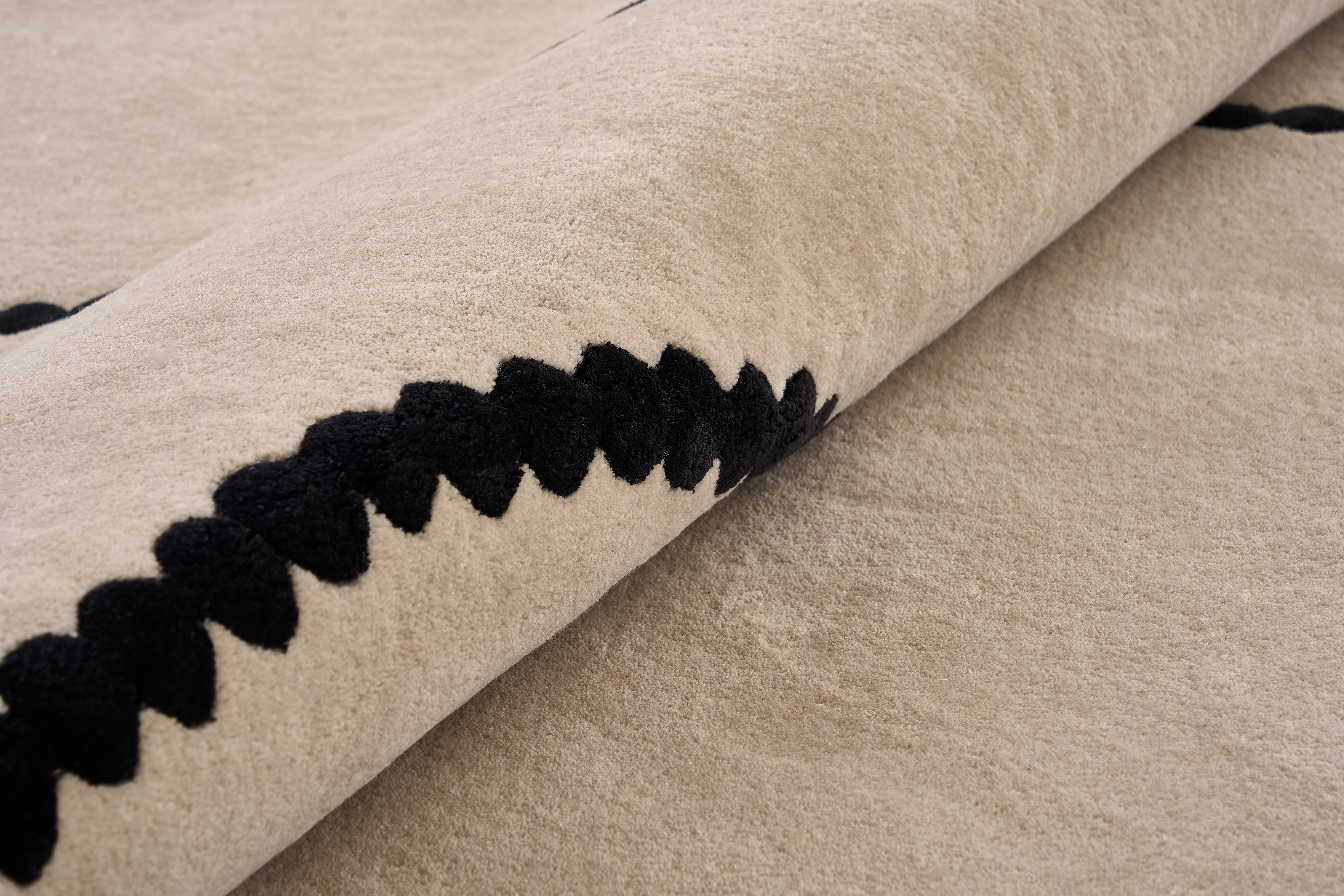 LUNA Beige Carpet with Black Pattern