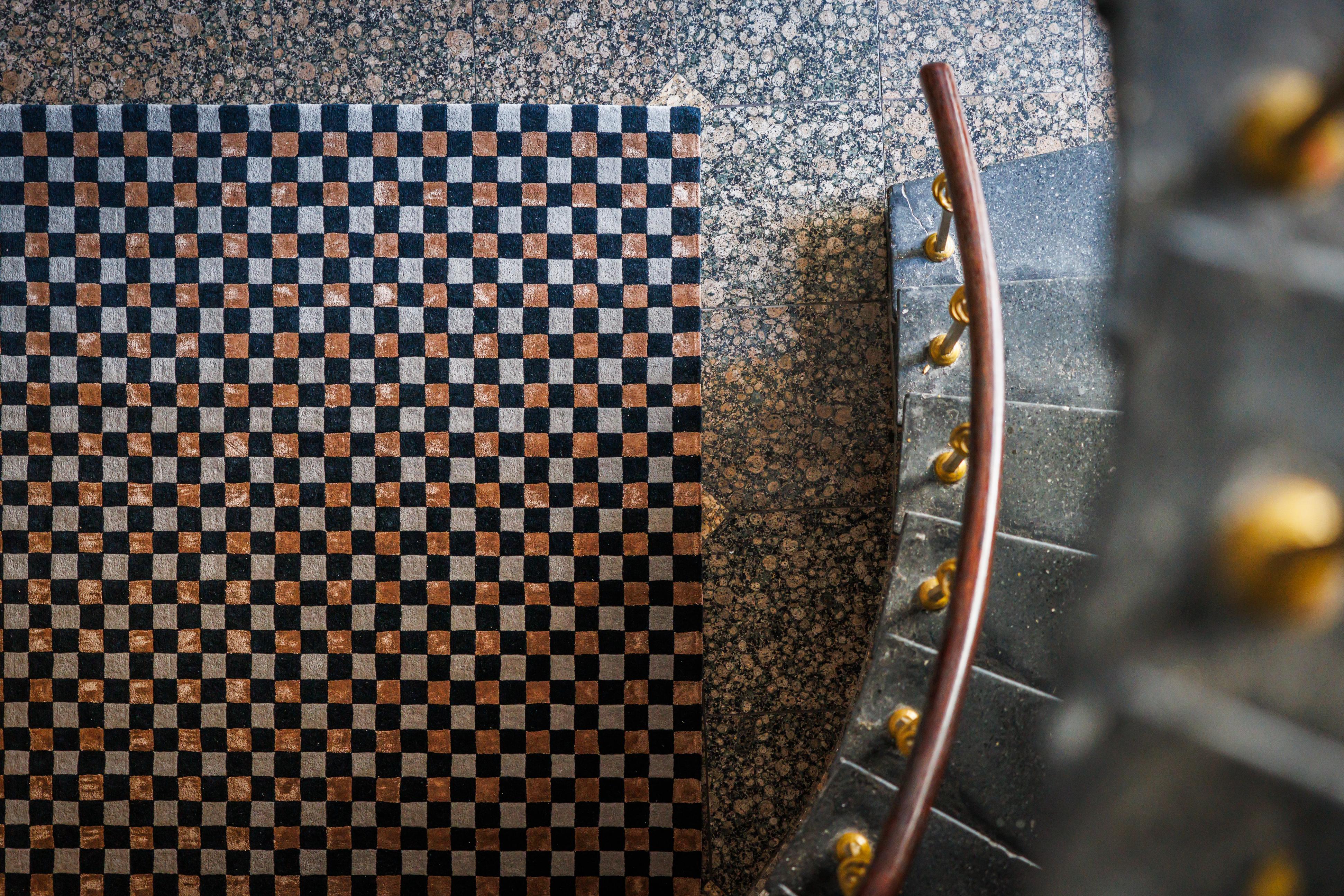 FLICKER rug in black with gray and brown