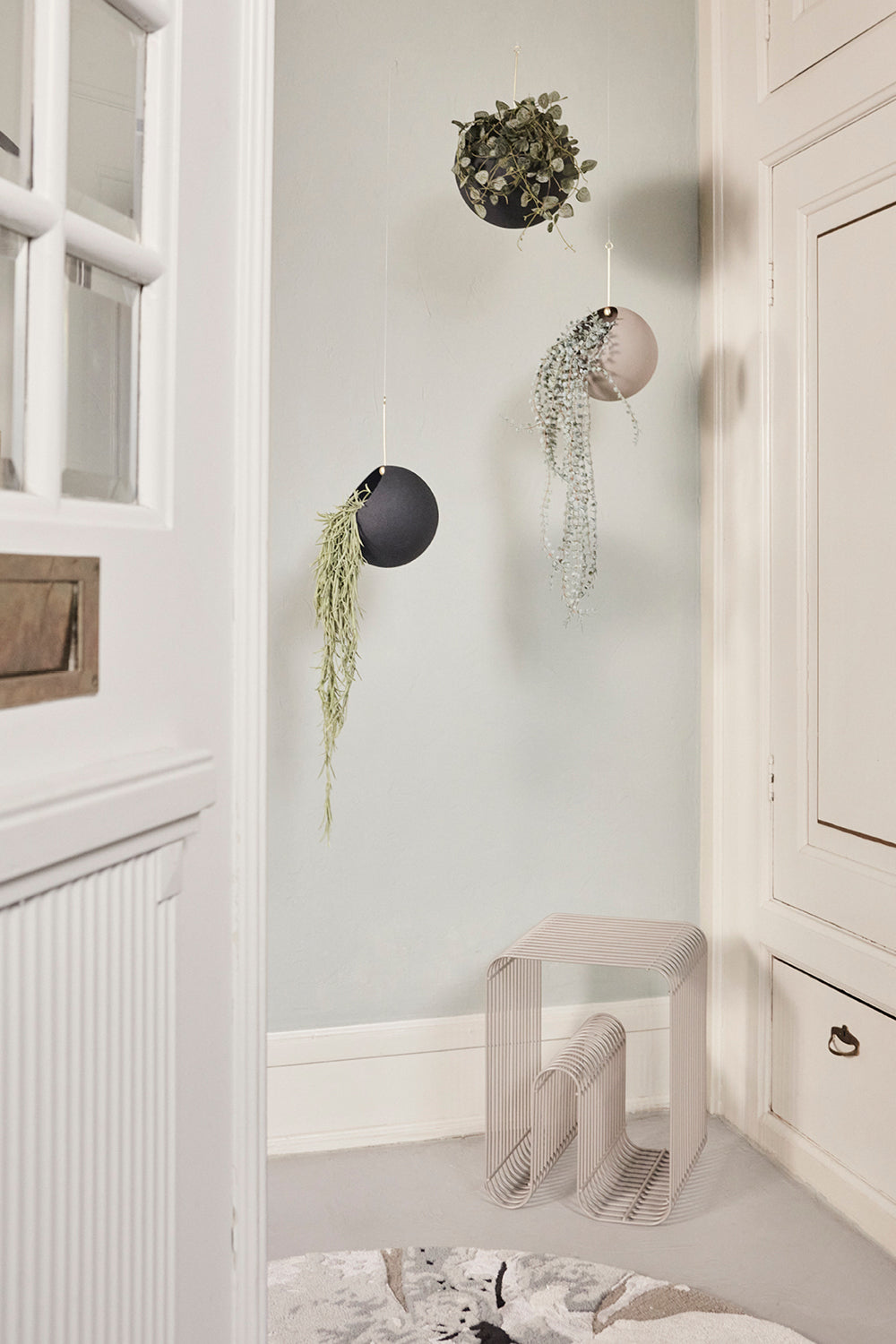 Závesná nádoba GLOBE čierna