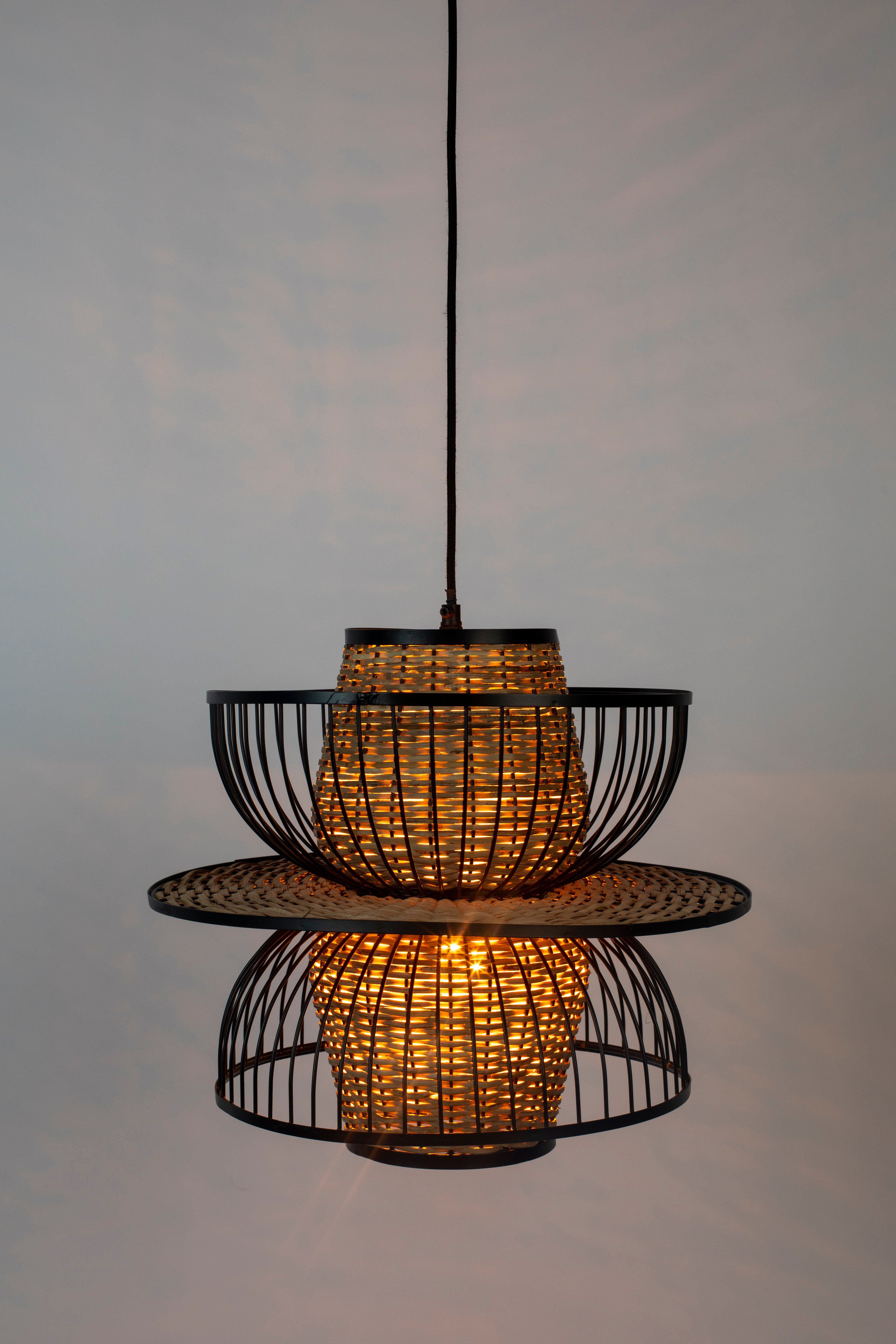 Závesná lampa CARMEN čierna s prírodným povrchom