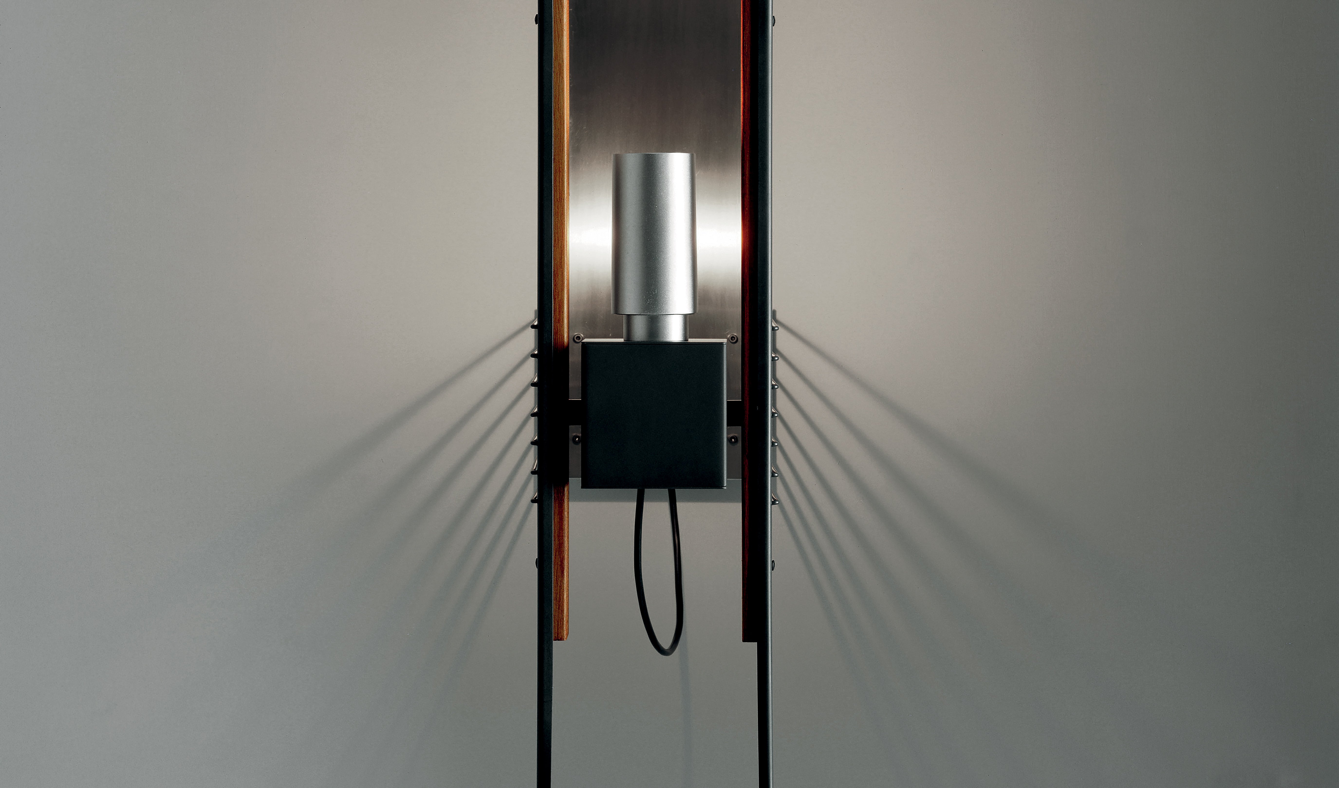Nástenná lampa MARX z dreva a hliníka