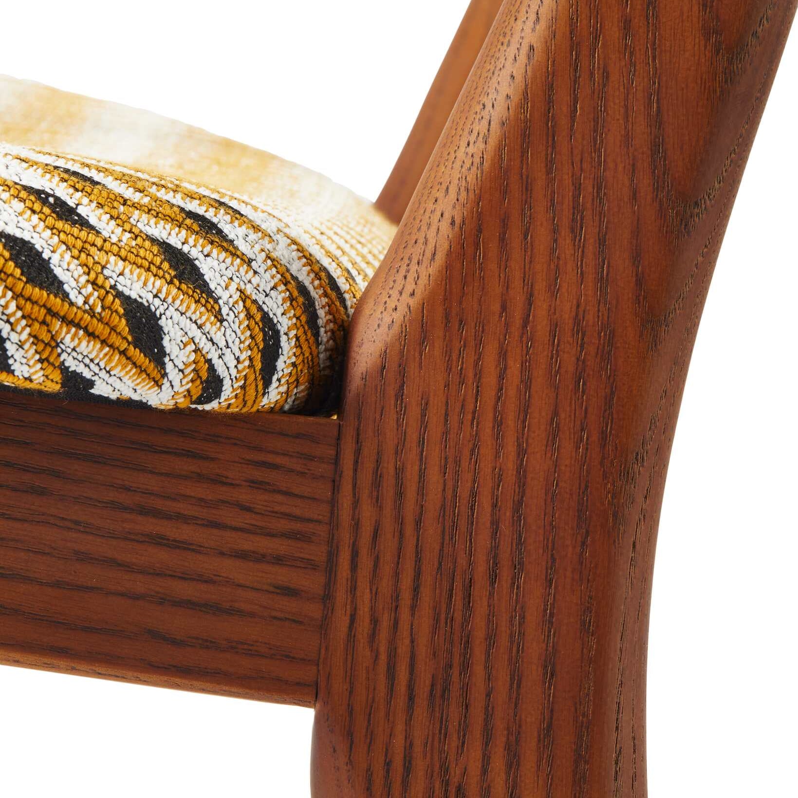 Stolička ŠŤASTNÉ DNI okrová s geometrickými vzormi a drevenou základňou