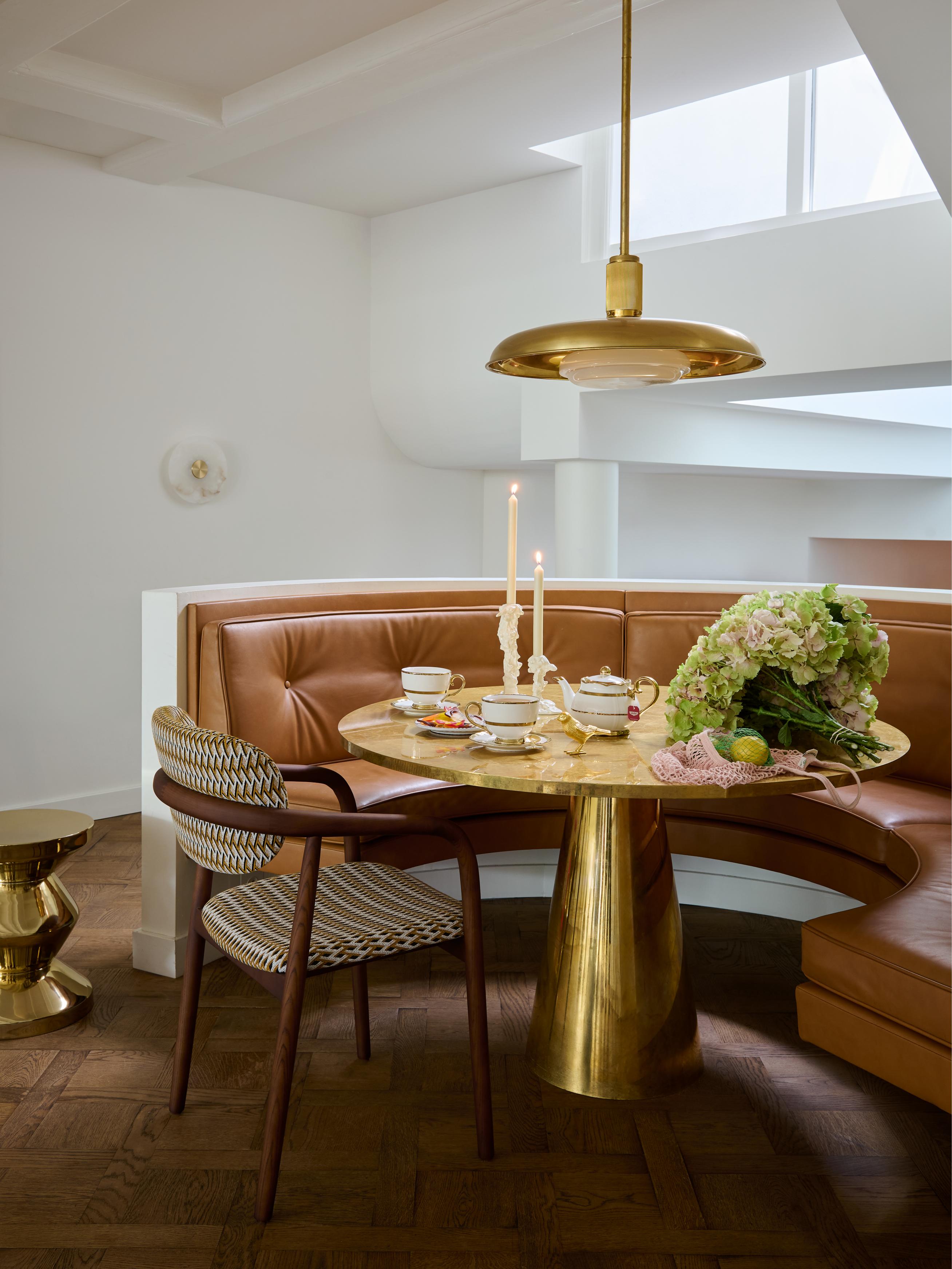 Kreslo s podrúčkami HENRY oriešková v geometrickom vzore s drevenou základňou