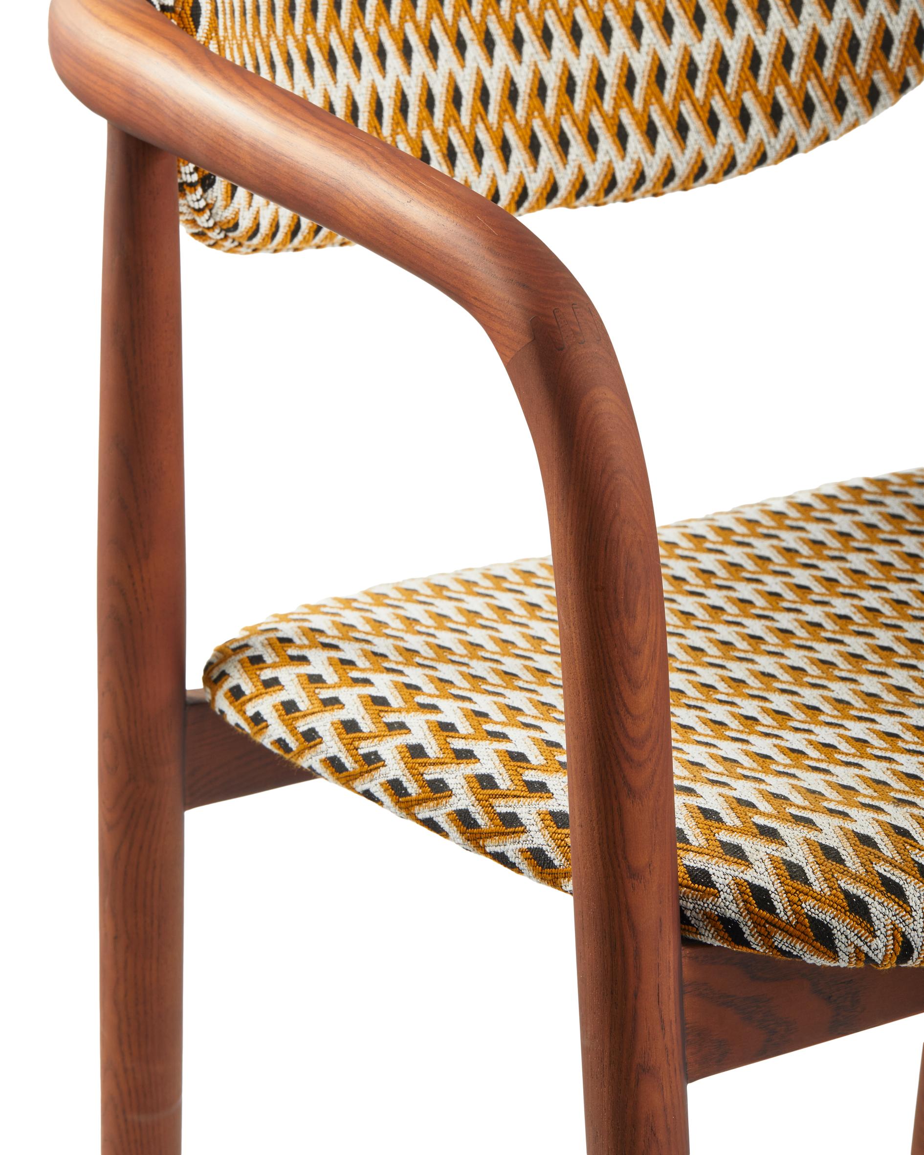 Kreslo s podrúčkami HENRY oriešková v geometrickom vzore s drevenou základňou