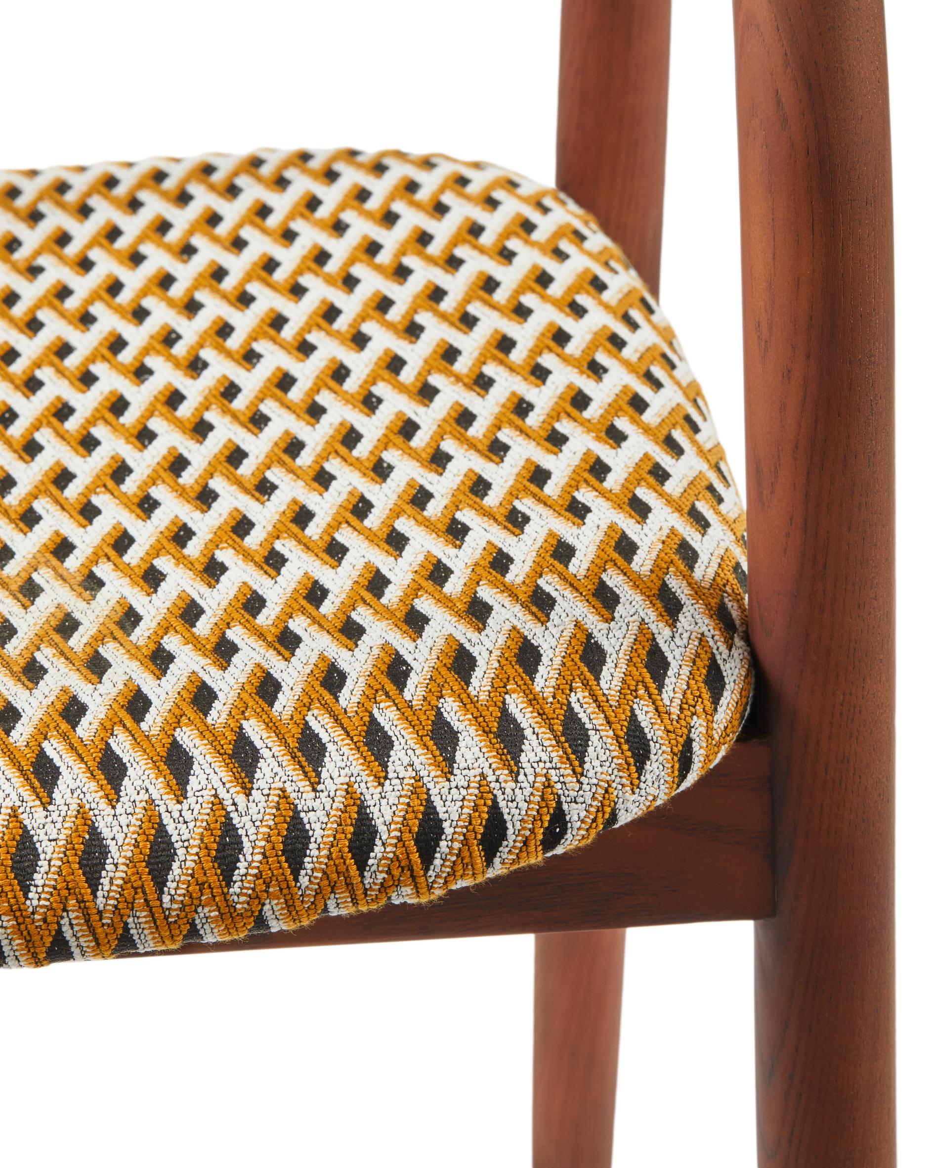 Kreslo s podrúčkami HENRY oriešková v geometrickom vzore s drevenou základňou