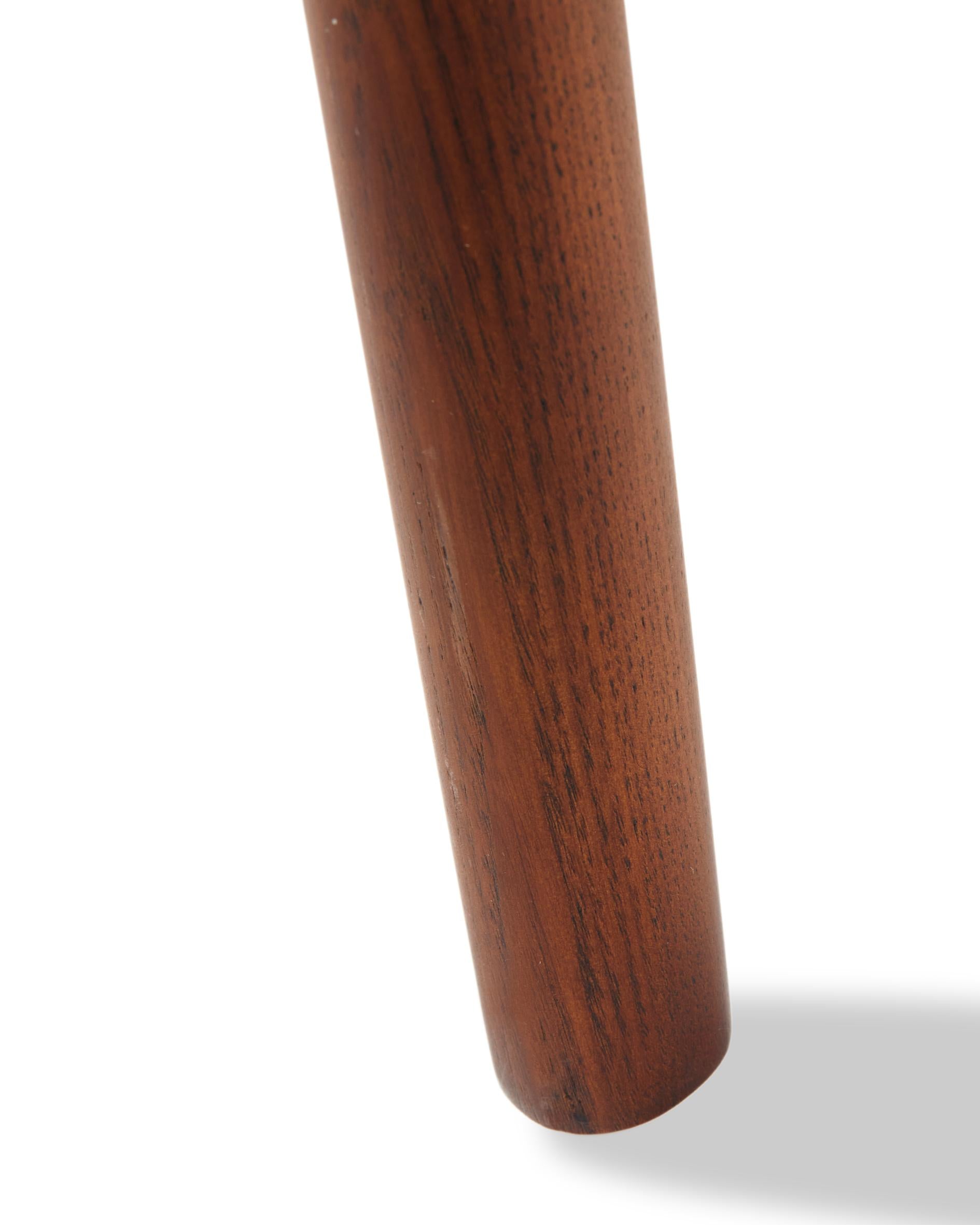 Kreslo s podrúčkami HENRY oriešková v geometrickom vzore s drevenou základňou