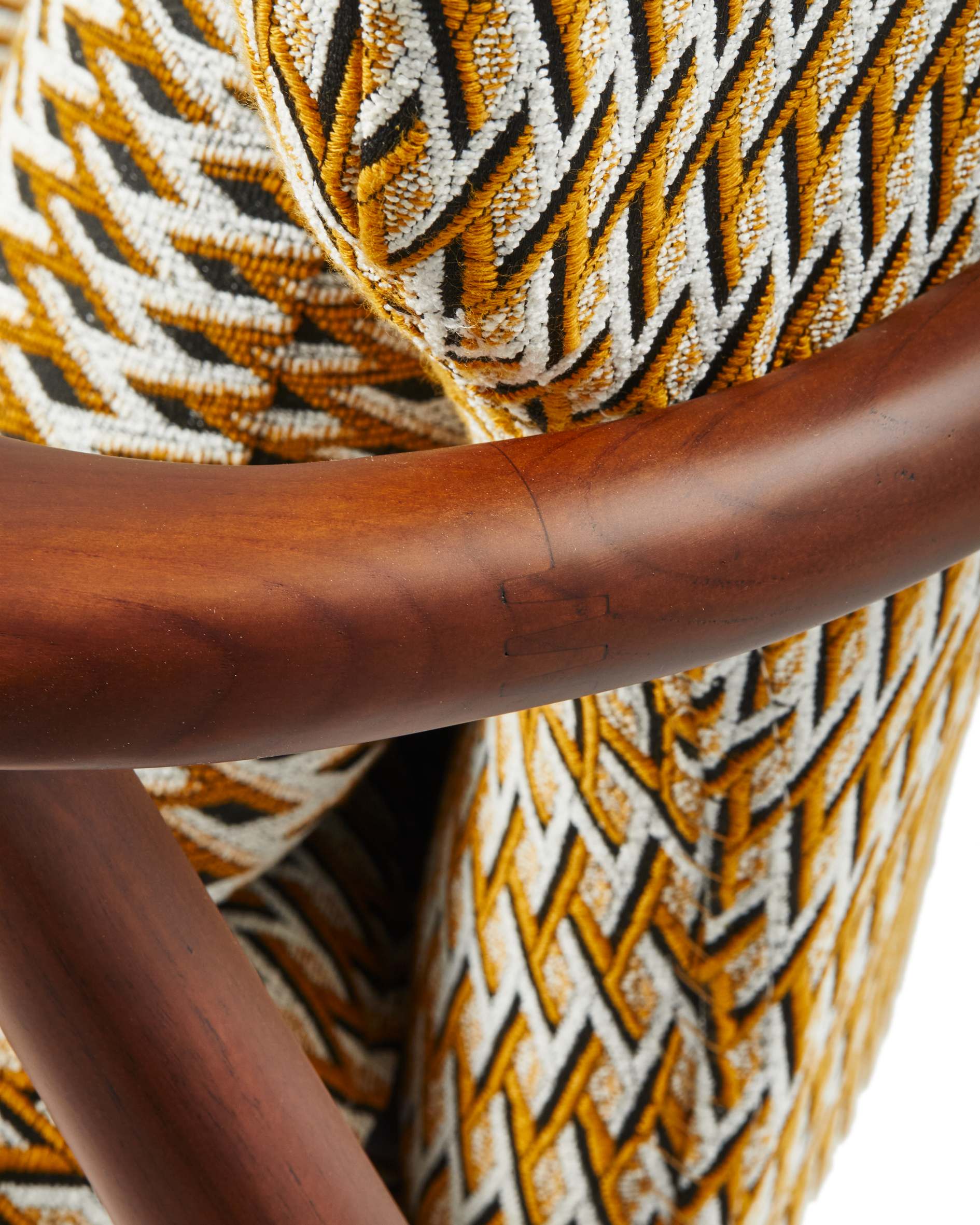 Fotel PEGGY orieškový s geometrickými vzormi a drevenou základňou