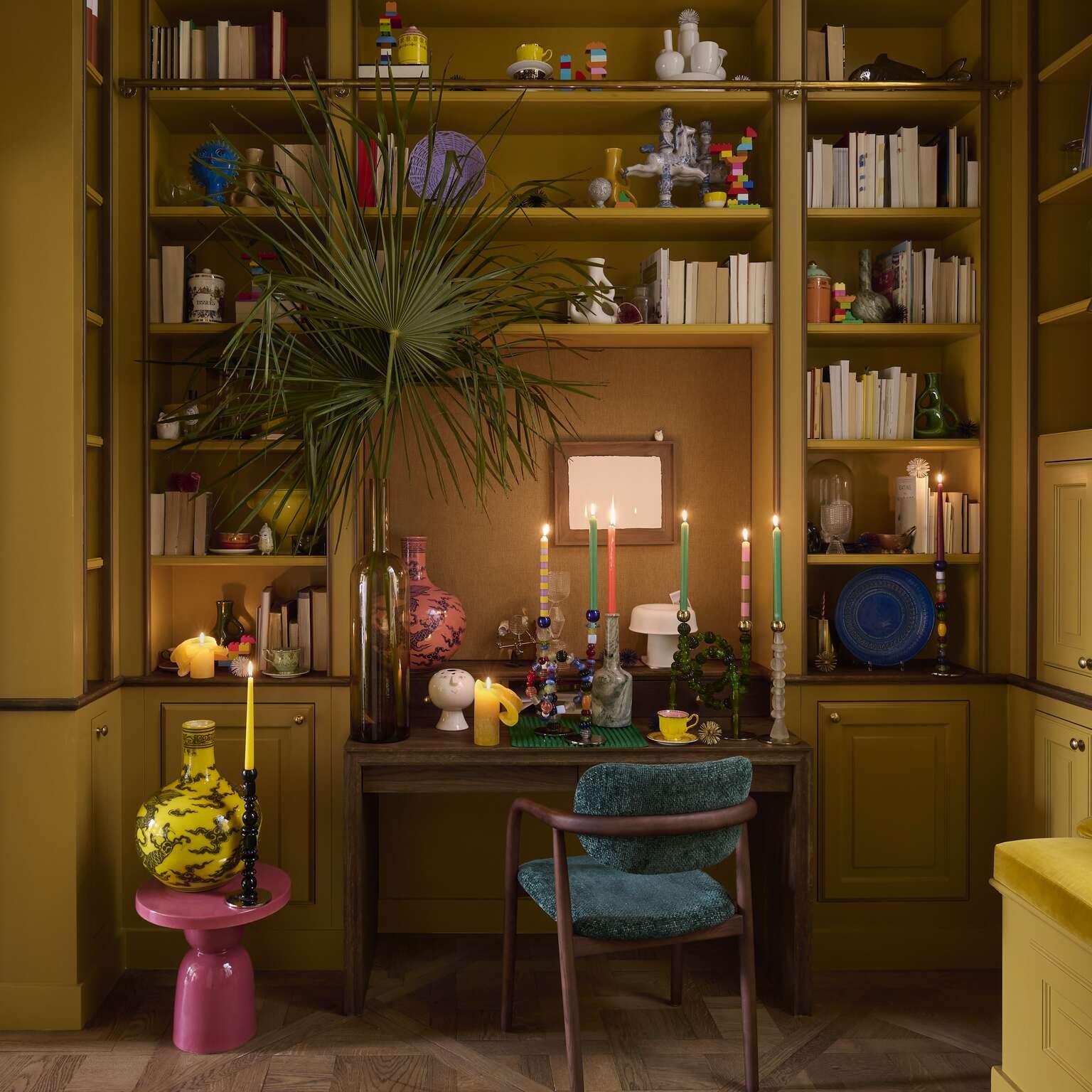 Kreslo s podrúčkami HENRY tmavozelené s drevenou základňou