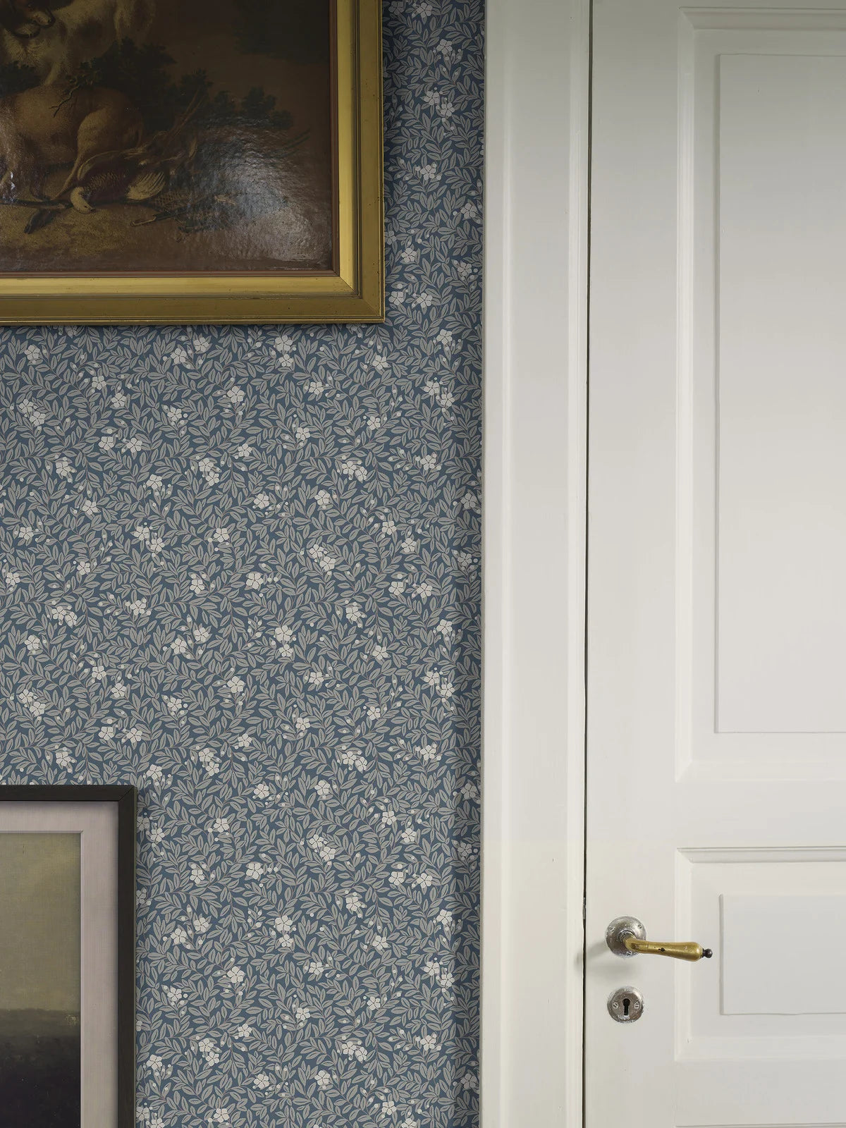 Tapeta s rastlinným motívom kvetov a listov MYRTEN modrá s bielou