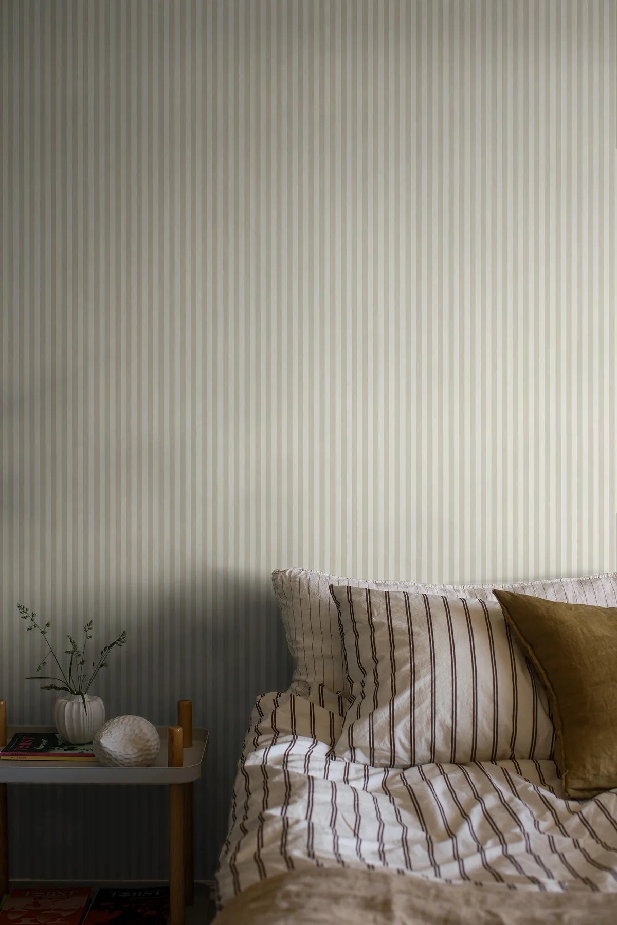 Tapeta s pruhmi MÖLLE STRIPE béžová s bielou